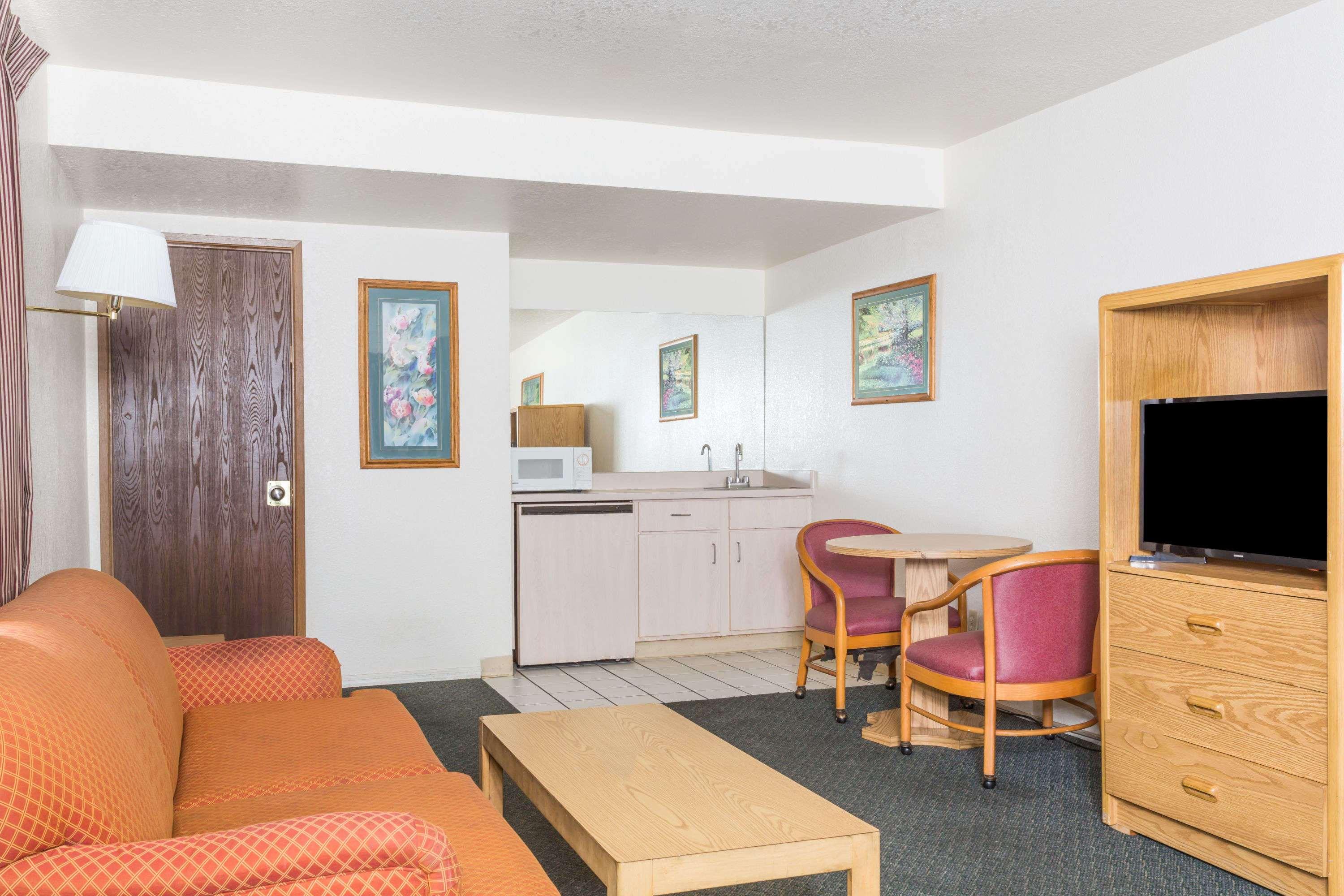 Super 8 by Wyndham Phoenix Metro North — photo 5