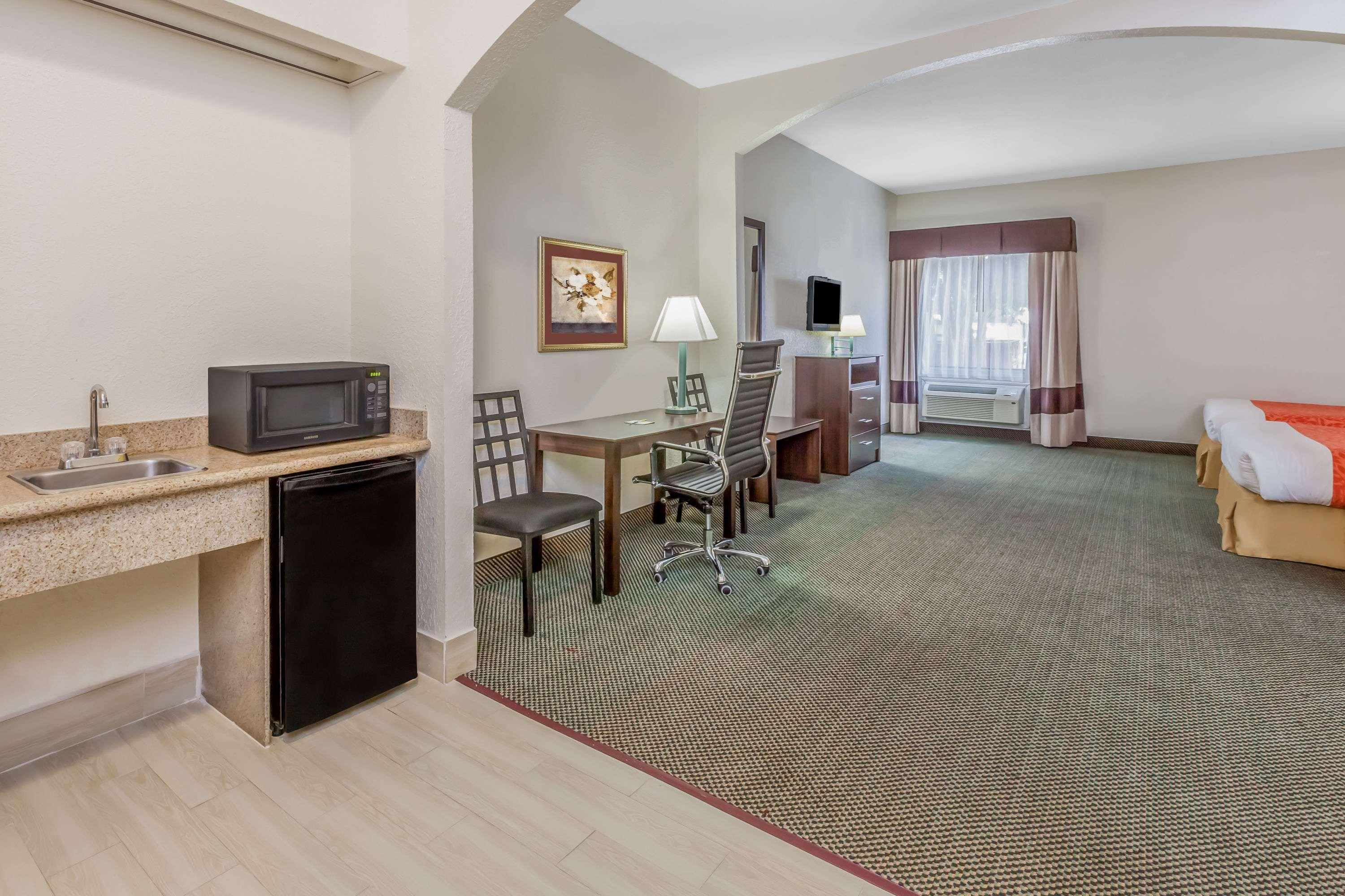 Days Inn & Suites Pasadena — photo 5