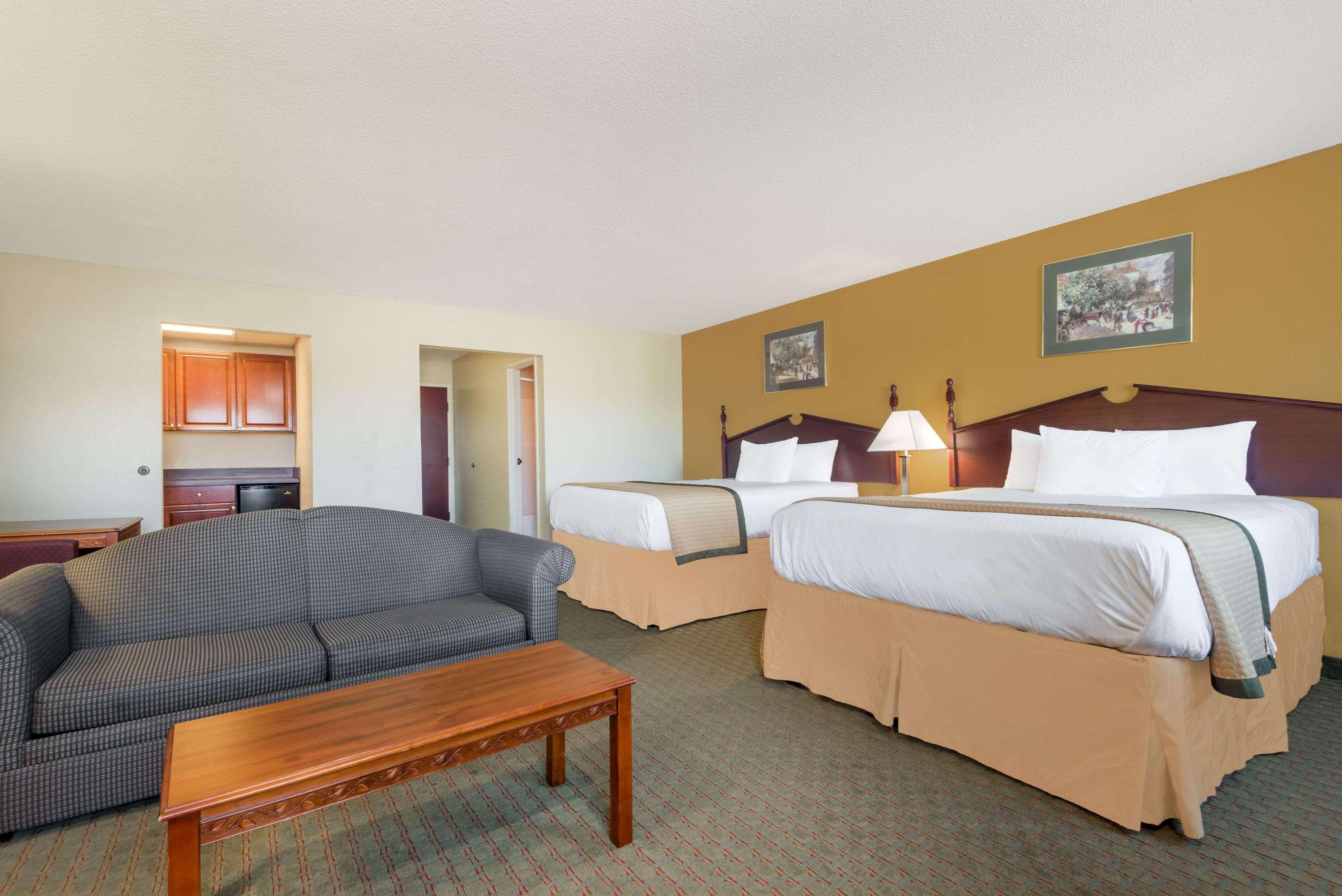 Days Inn by Wyndham Norton — photo 3