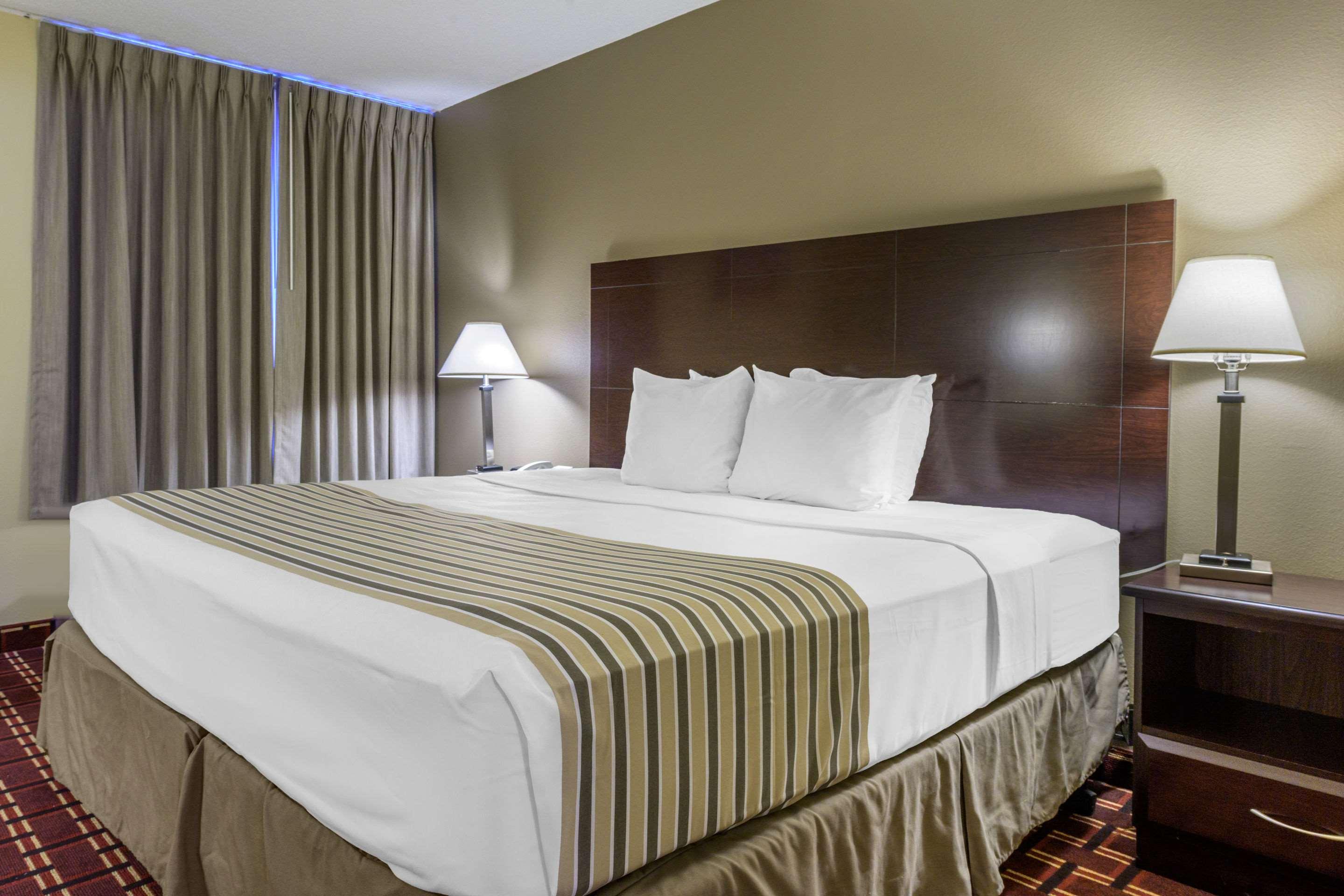 Econo Lodge Inn & Suites Triadelphia - Wheeling — photo 5