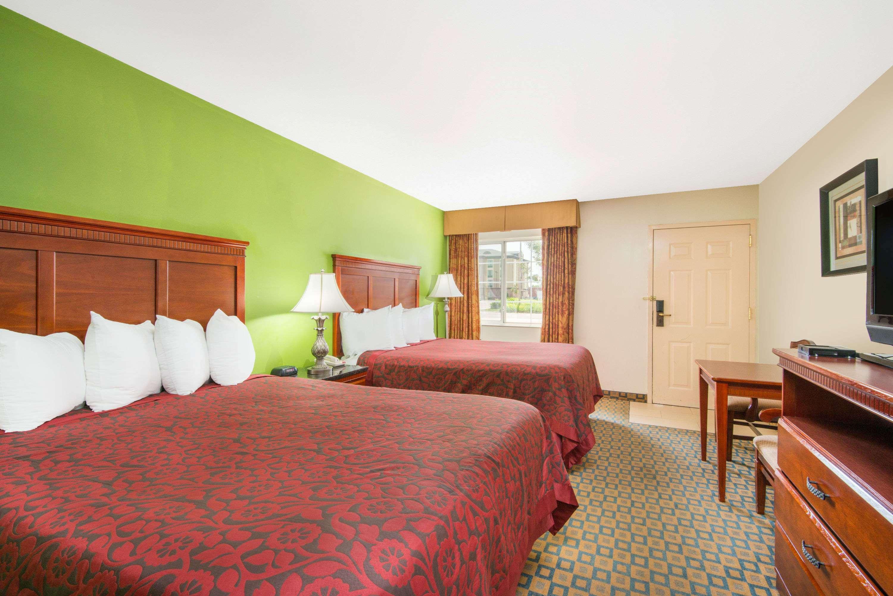 Days Inn & Suites by Wyndham Wichita — photo 4