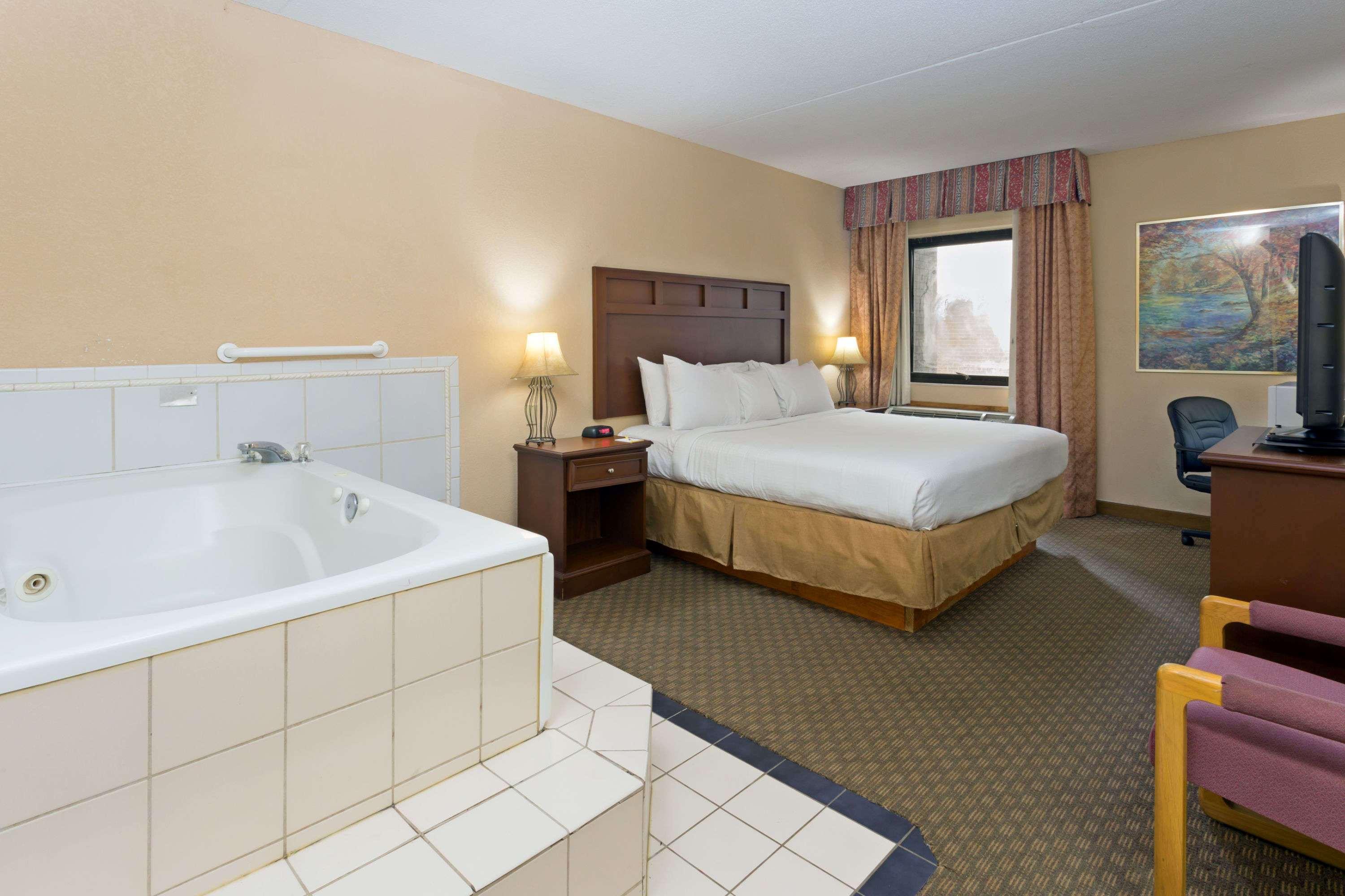 Days Inn & Suites by Wyndham Northwest Indianapolis — photo 5