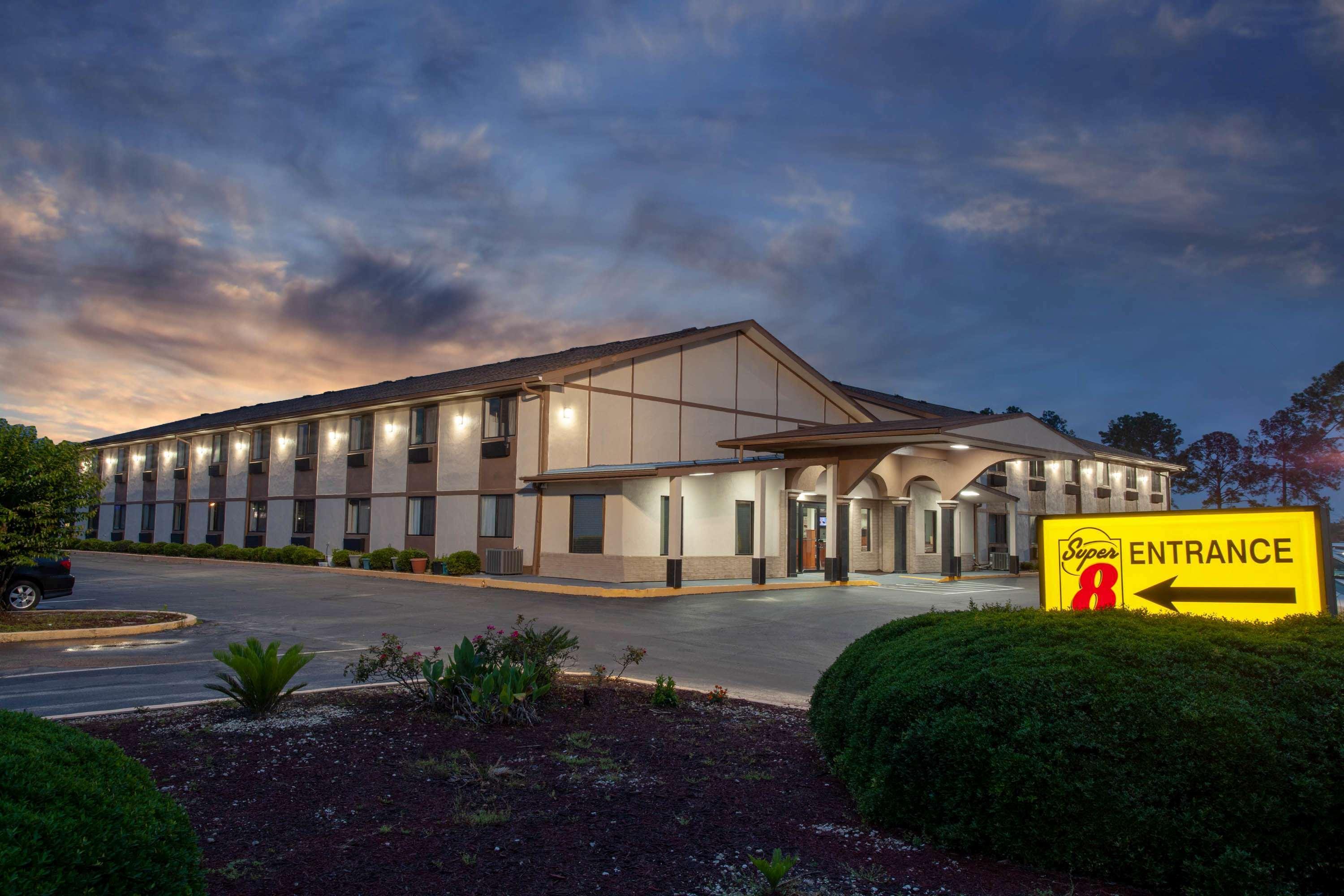 Super 8 by Wyndham Waycross GA — photo 3