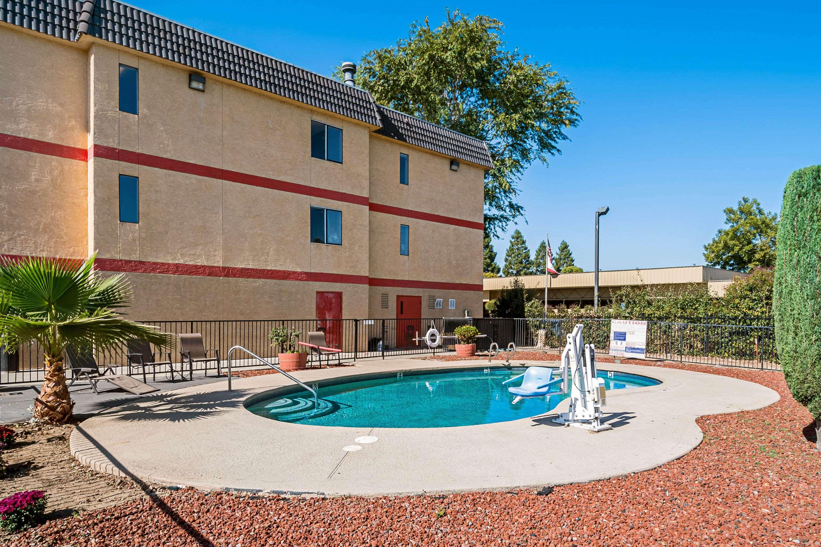 Econo Lodge Inn & Suites Yuba City - Marysville — photo 4