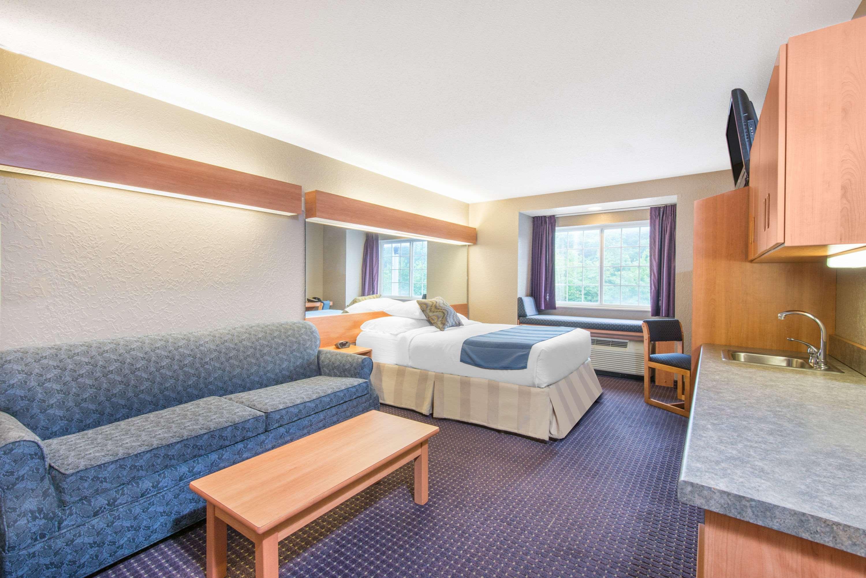 Microtel Inn & Suites by Wyndham Hazelton/Bruceton Mills — photo 4