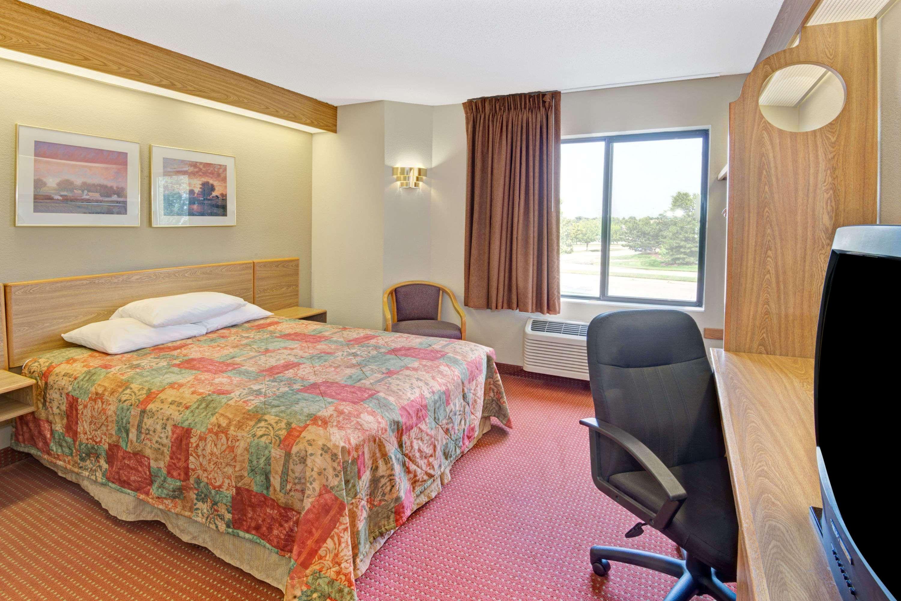 Days Inn by Wyndham Olathe Medical Center — photo 3