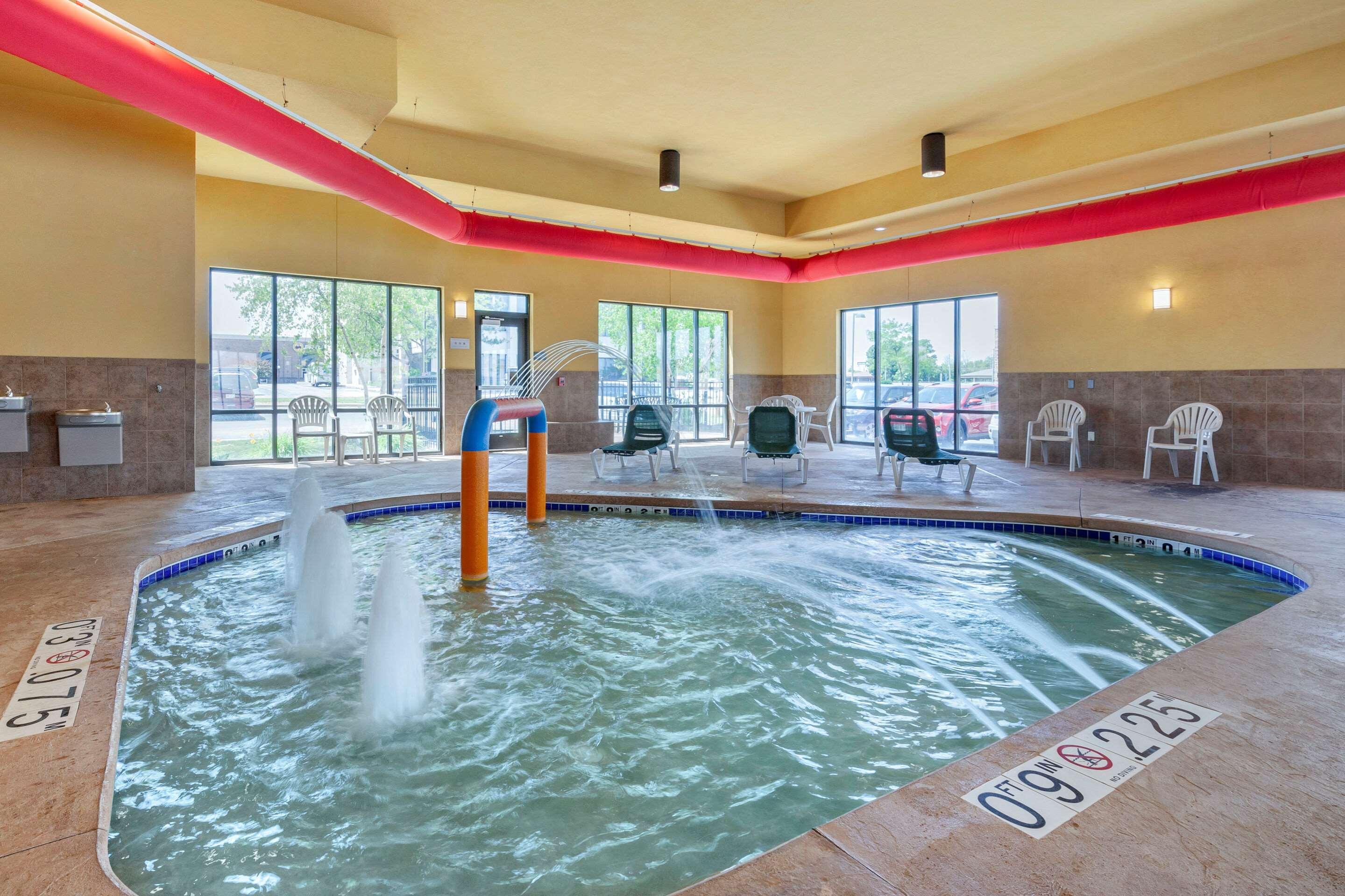 Comfort Suites — photo 4