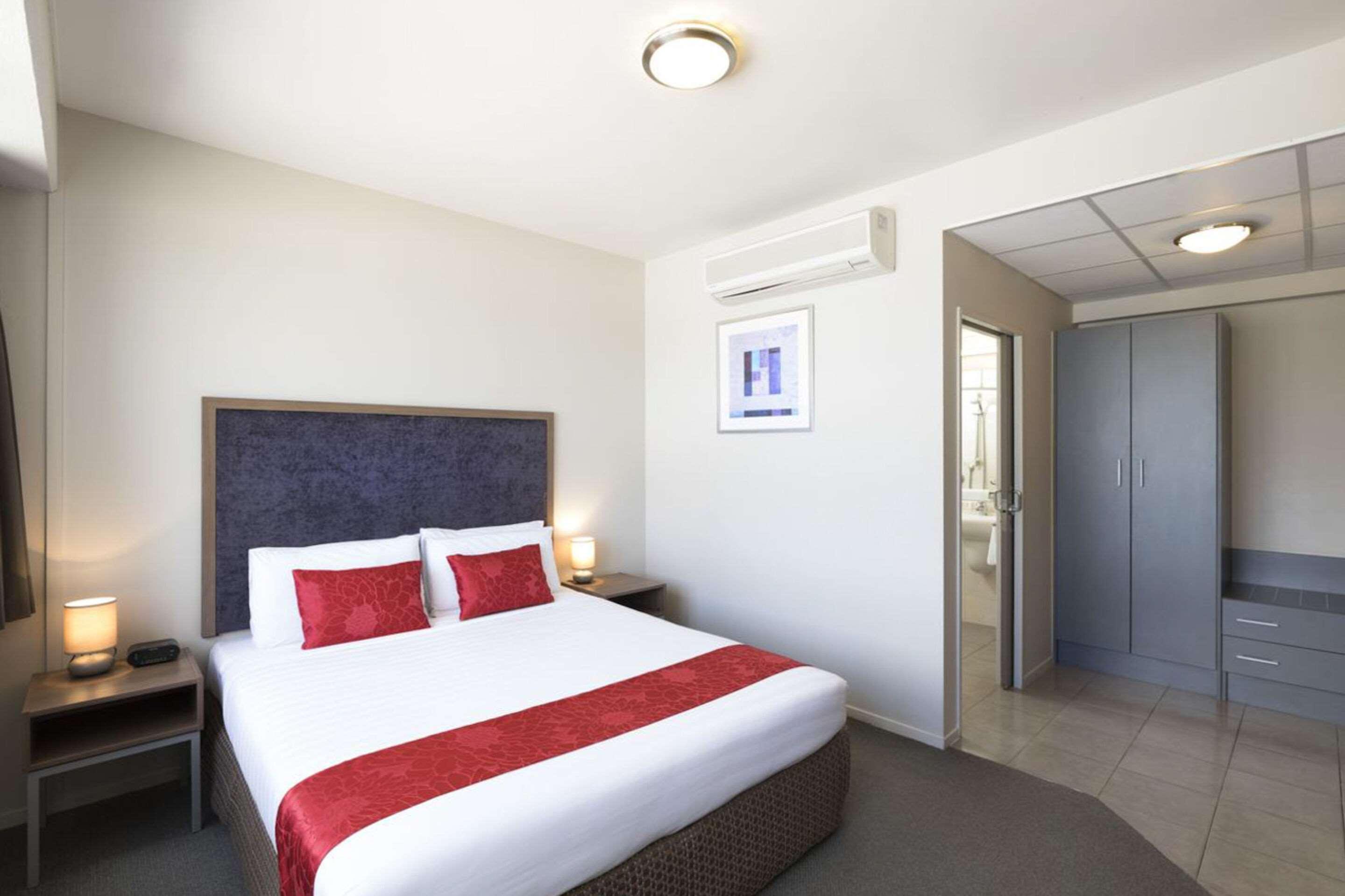Quality Suites Central Square — photo 4