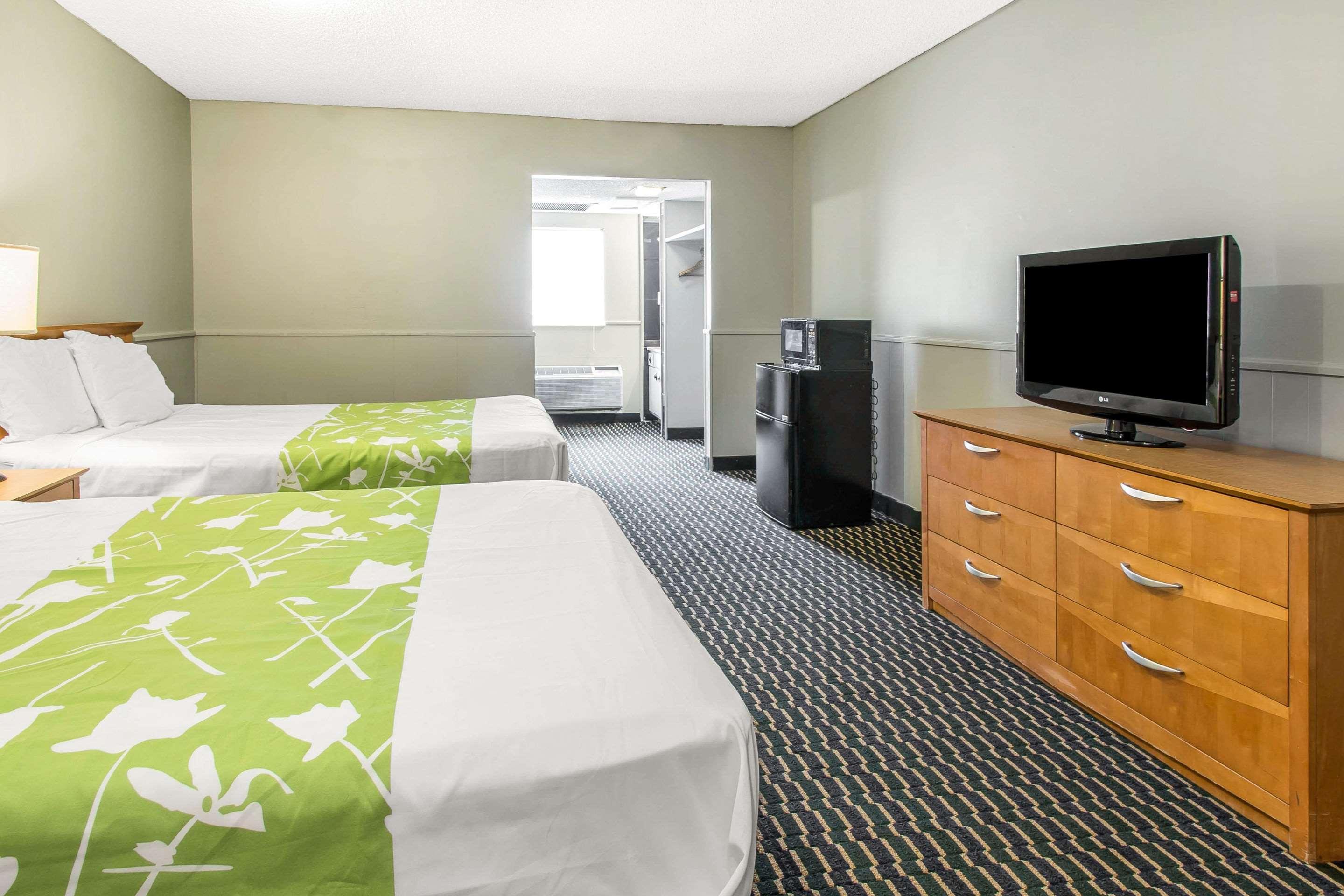 Rodeway Inn & Suites — photo 4