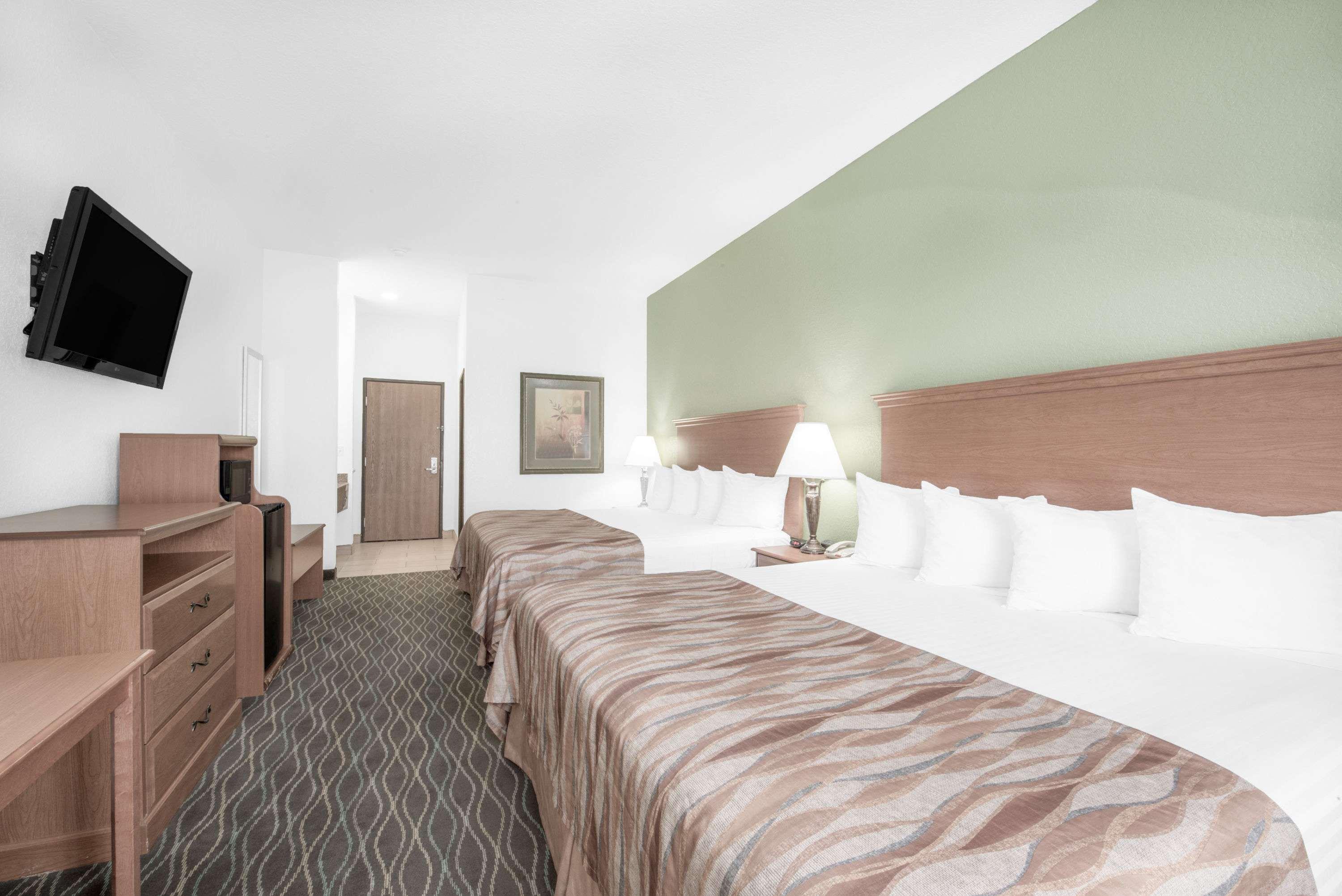 Baymont Inn & Suites Pearsall — photo 4