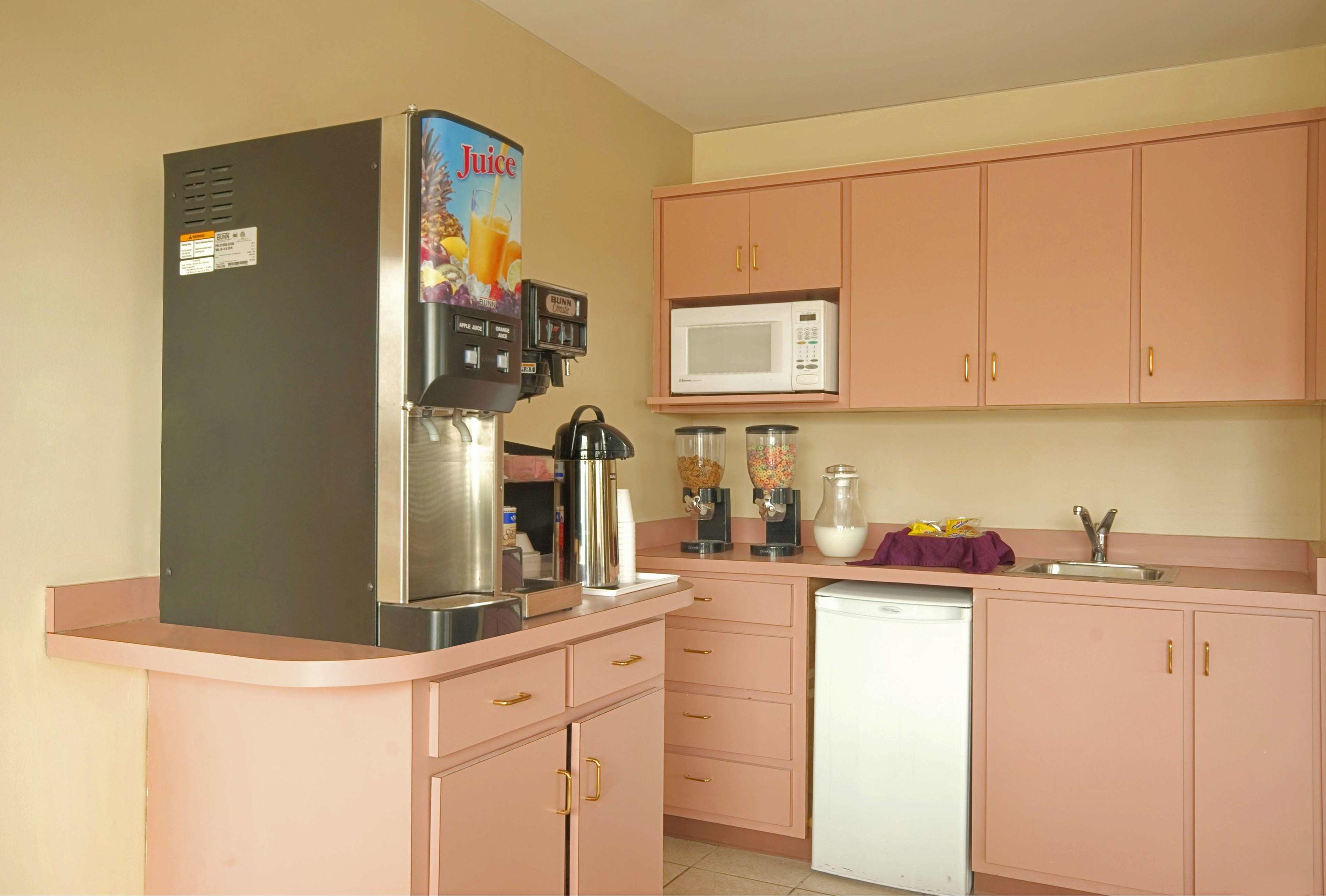 Americas Best Value Inn & Suites Mobile — photo 4