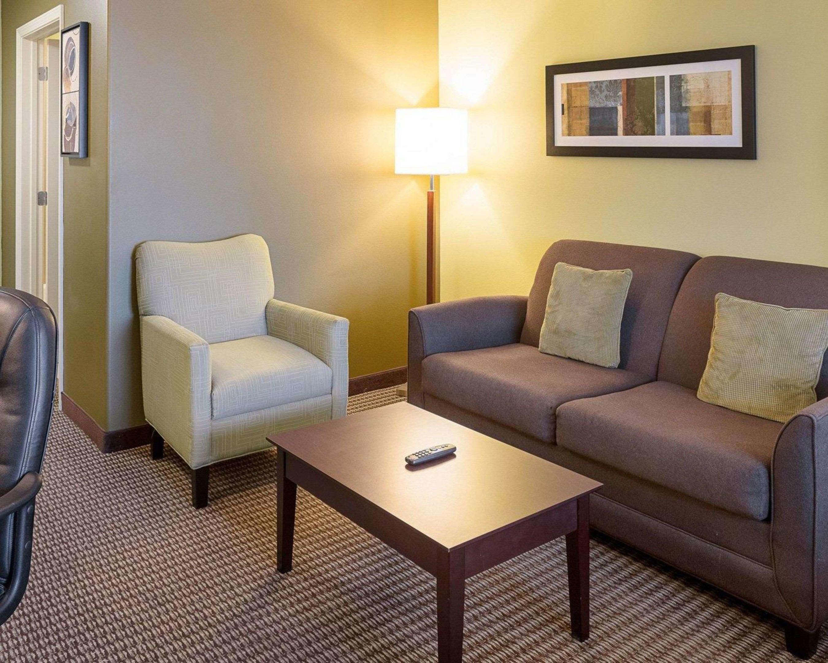 Comfort Suites — photo 4