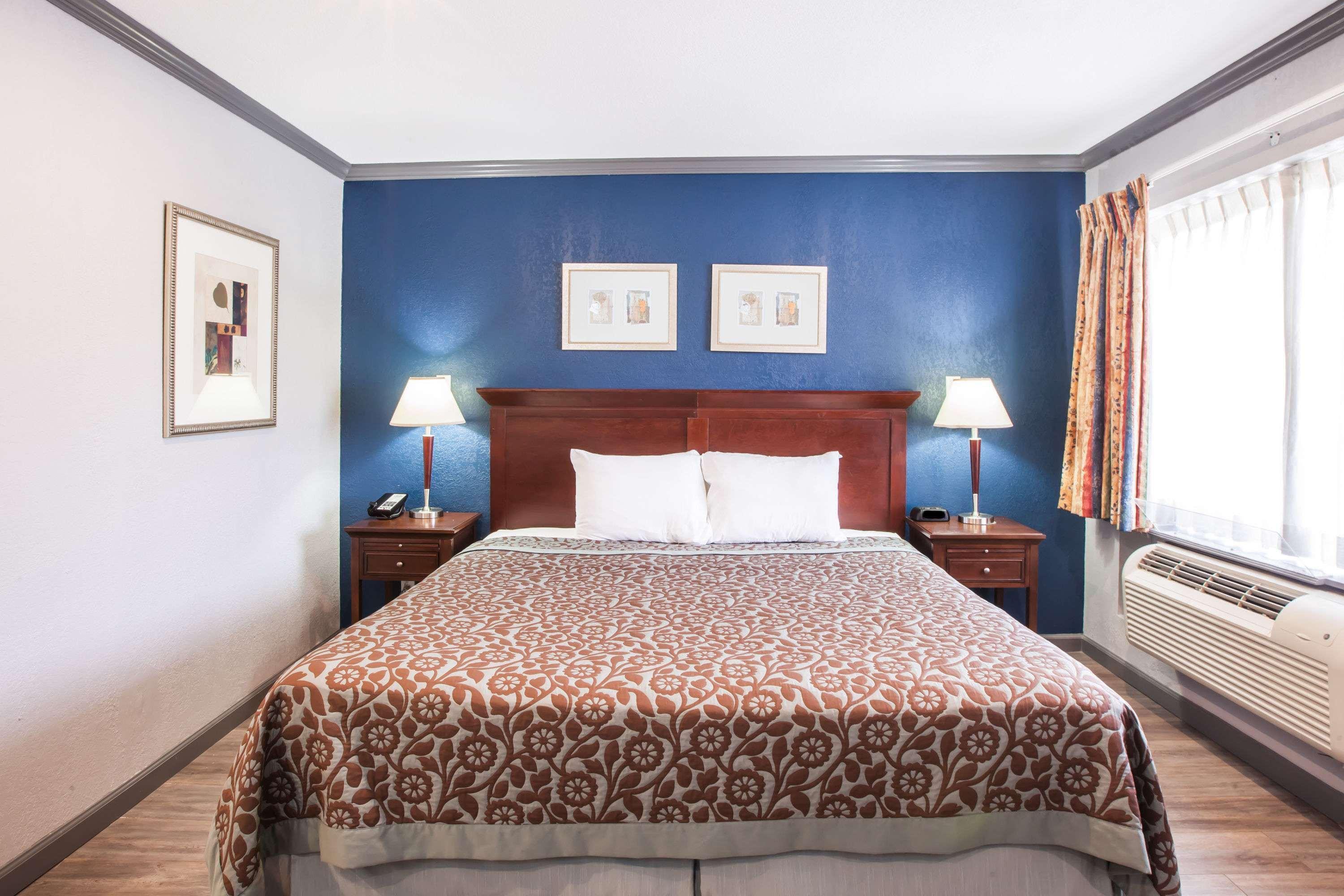 Days Inn by Wyndham San Antonio Alamo/Riverwalk — photo 4
