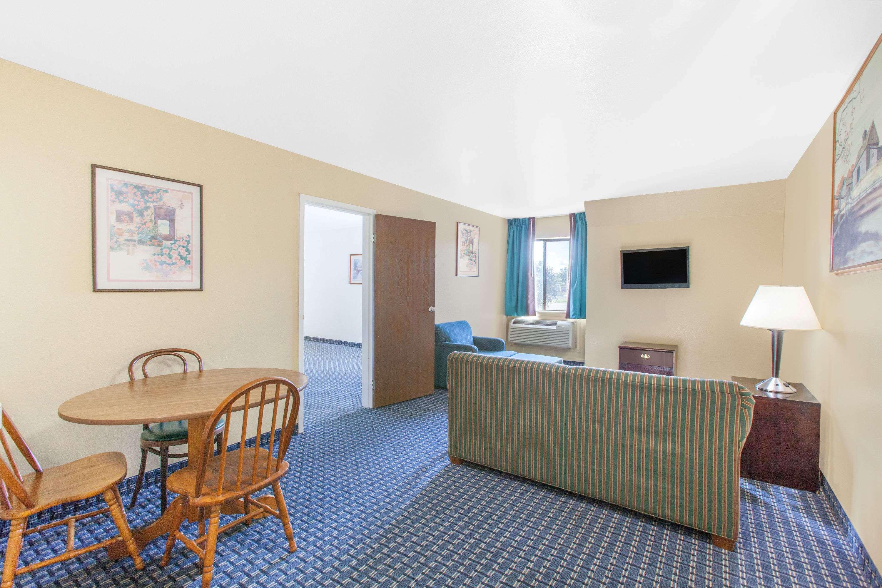 Super 8 by Wyndham Sallisaw — photo 5