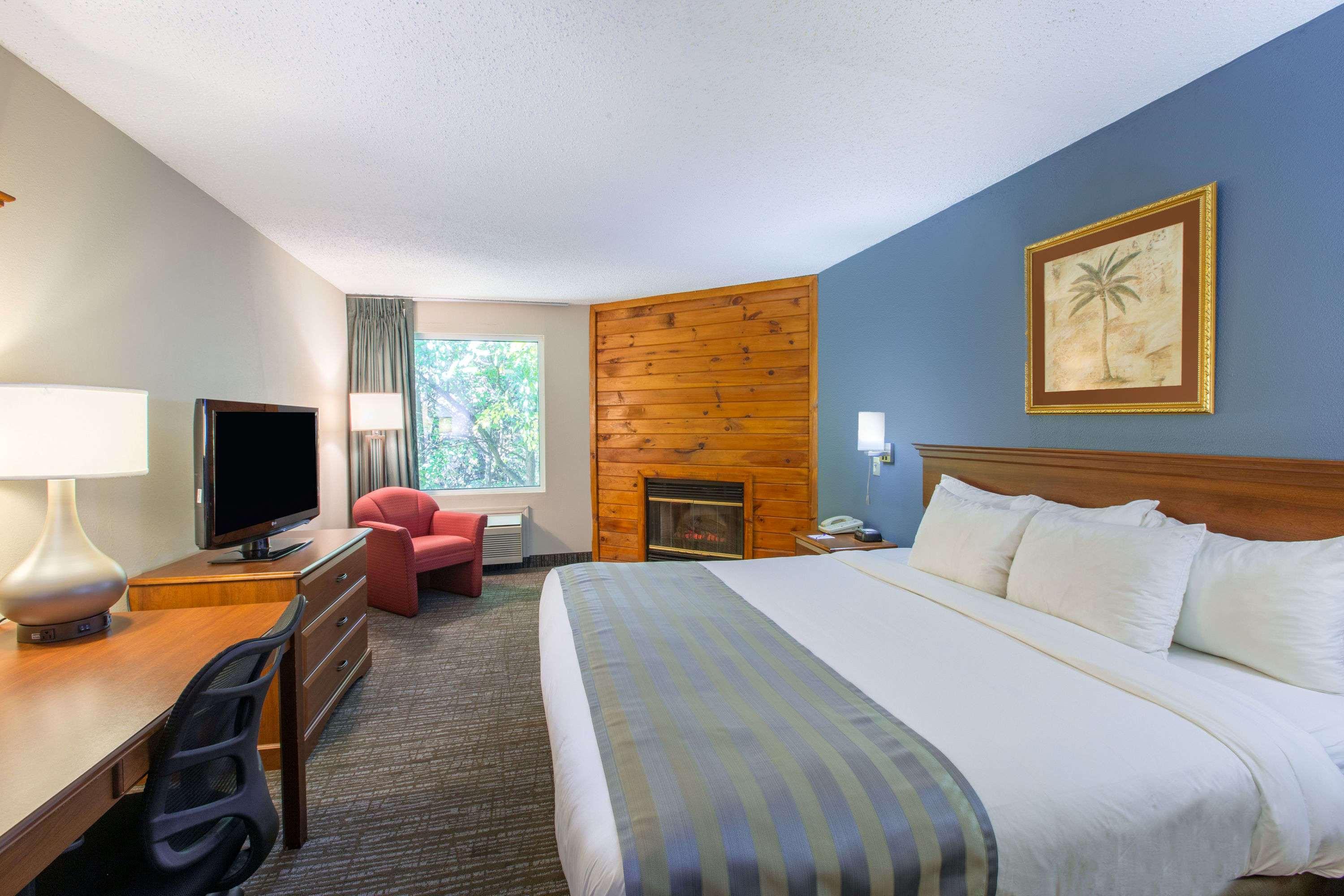 Baymont Inn & Suites Bartonsville Poconos — photo 5