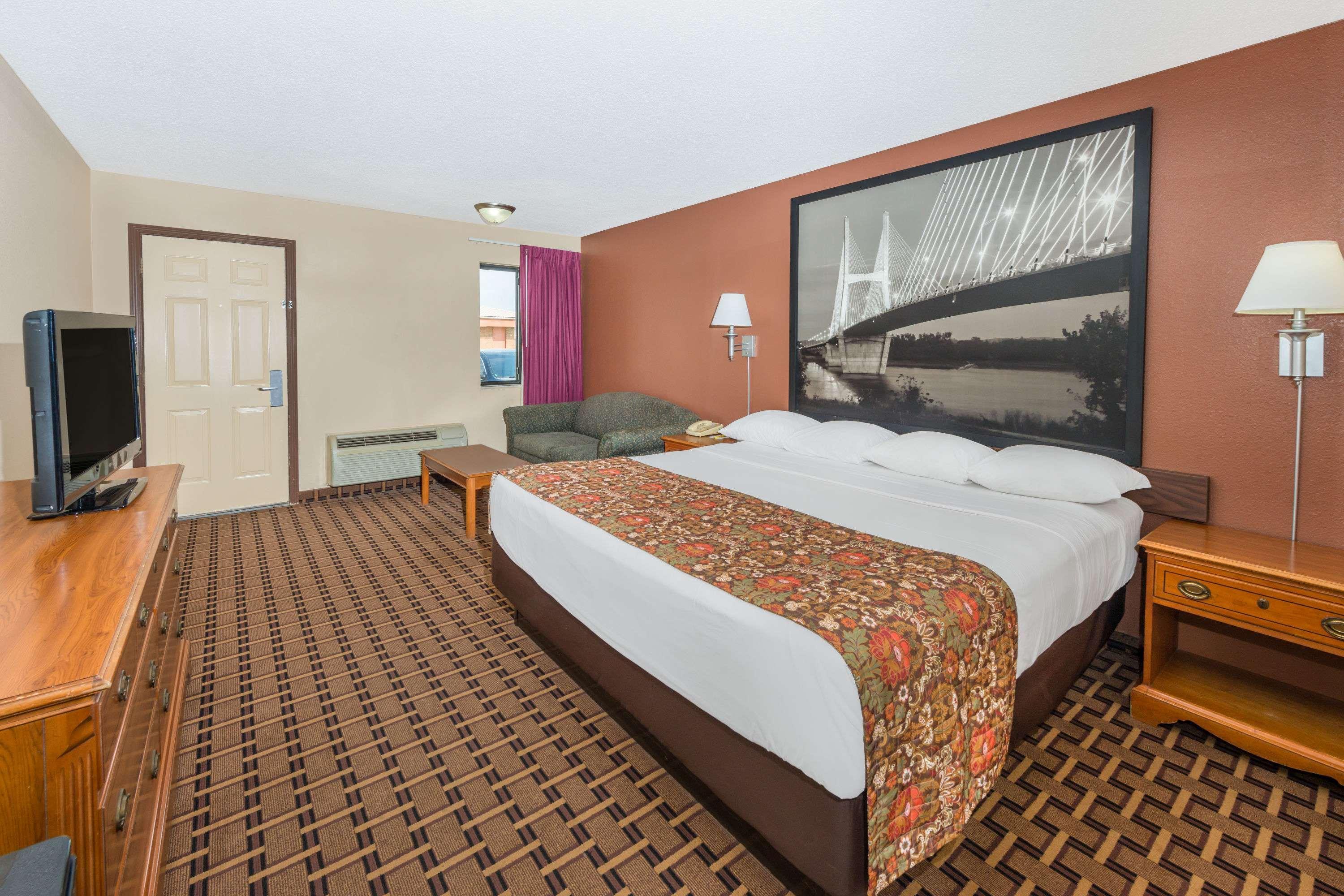 Super 8 by Wyndham Charleston MO — photo 4