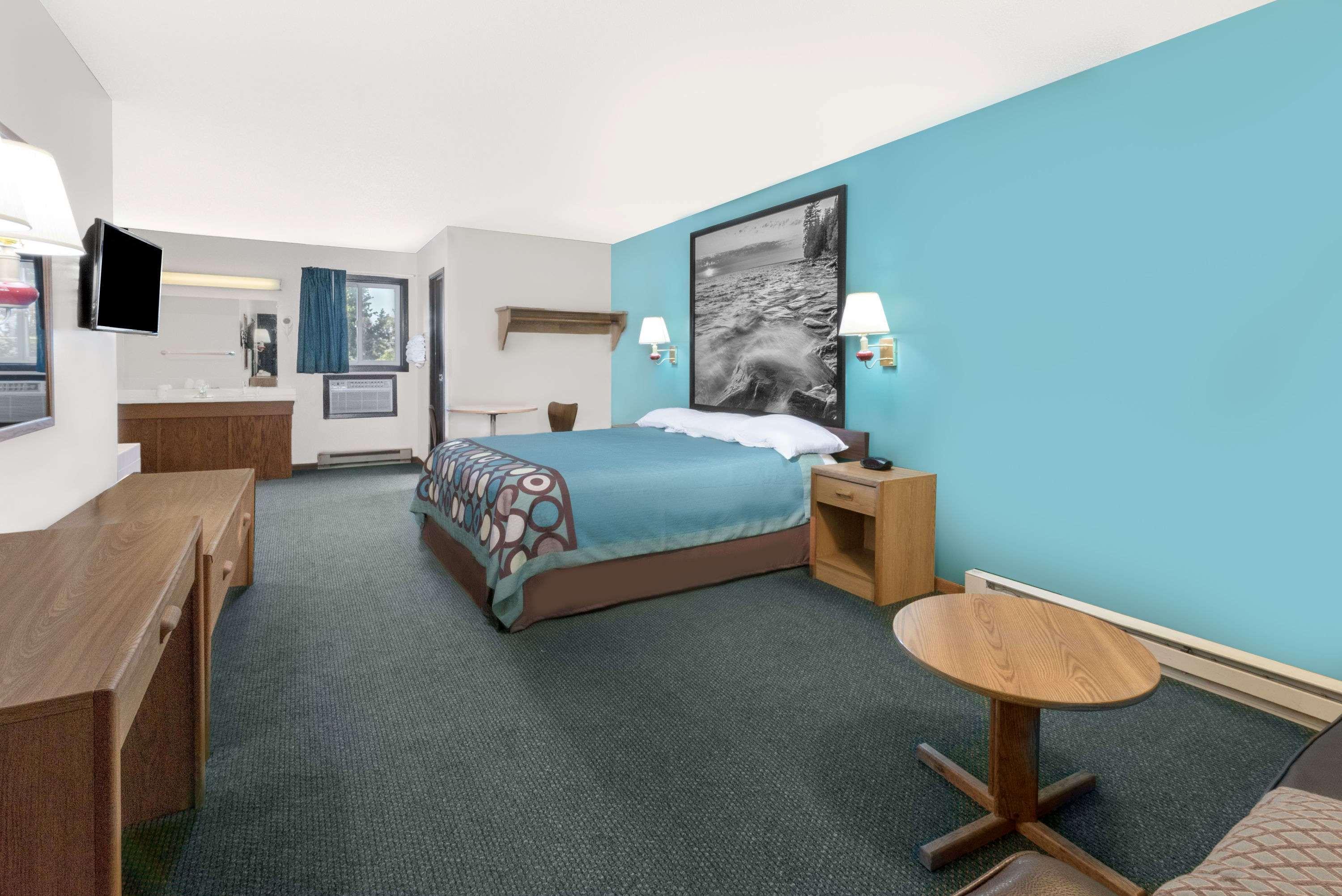 Super 8 by Wyndham Huron — photo 3