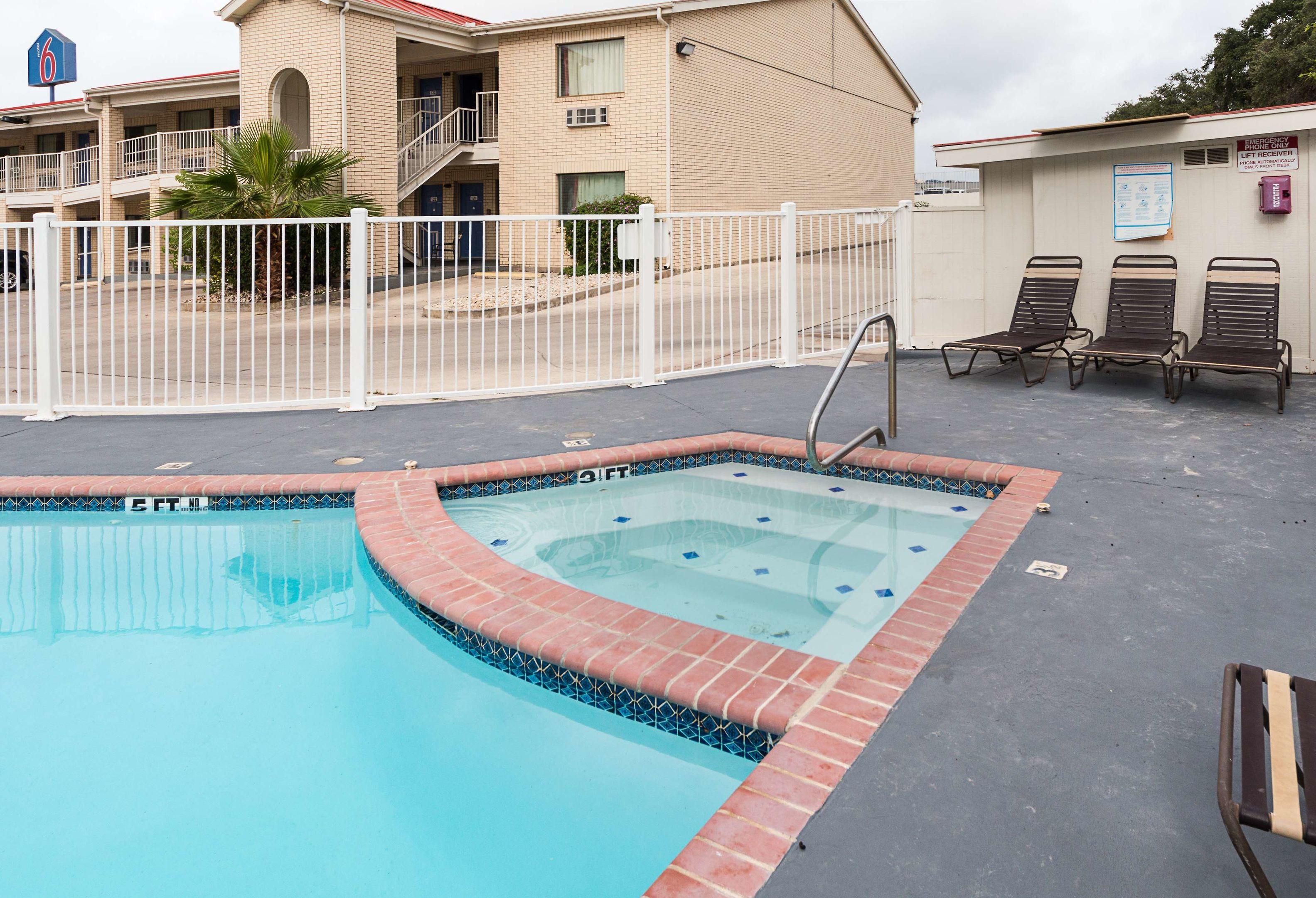 Motel 6 San Antonio - Fiesta Trails — photo 5
