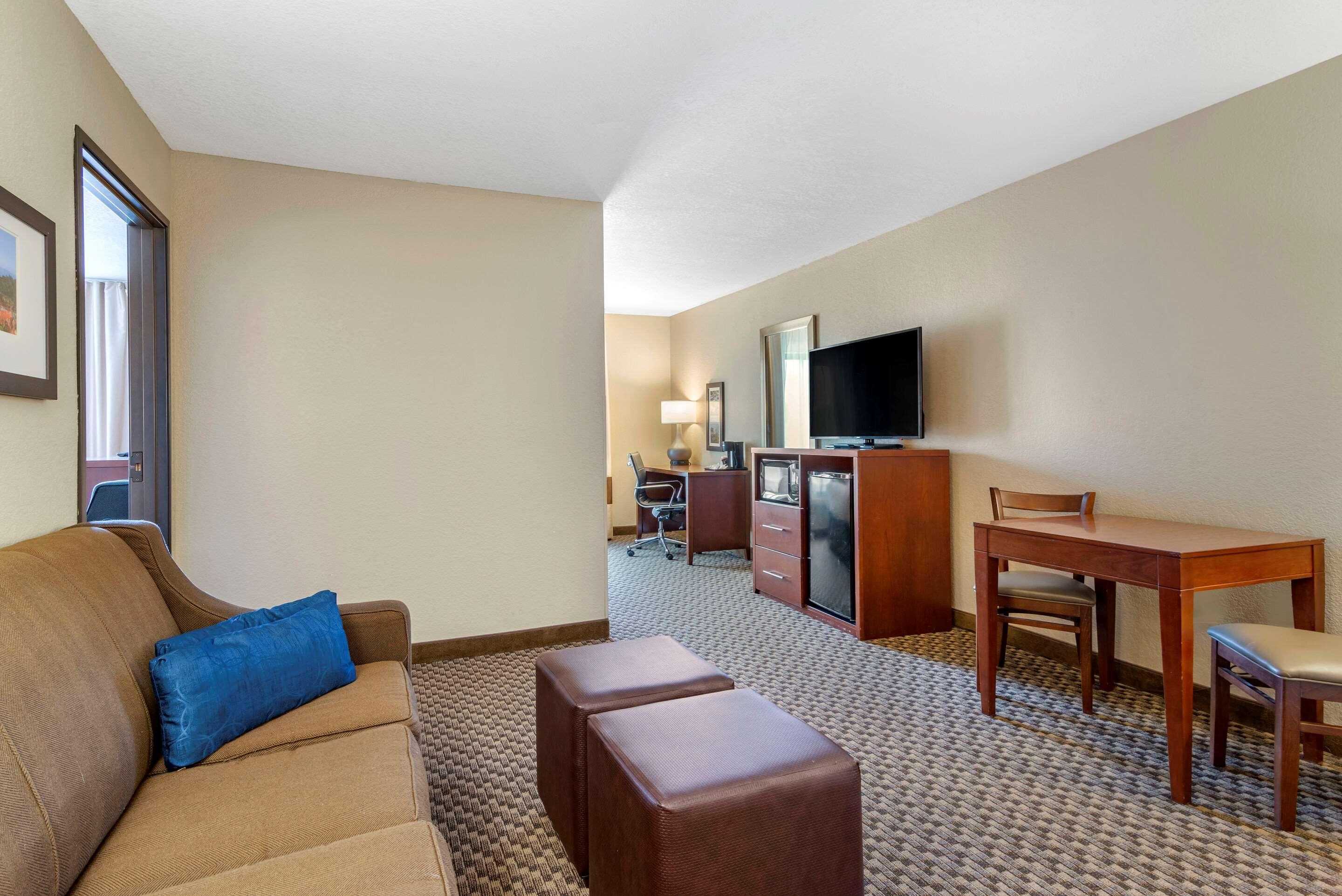 Comfort Inn & Suites — photo 4