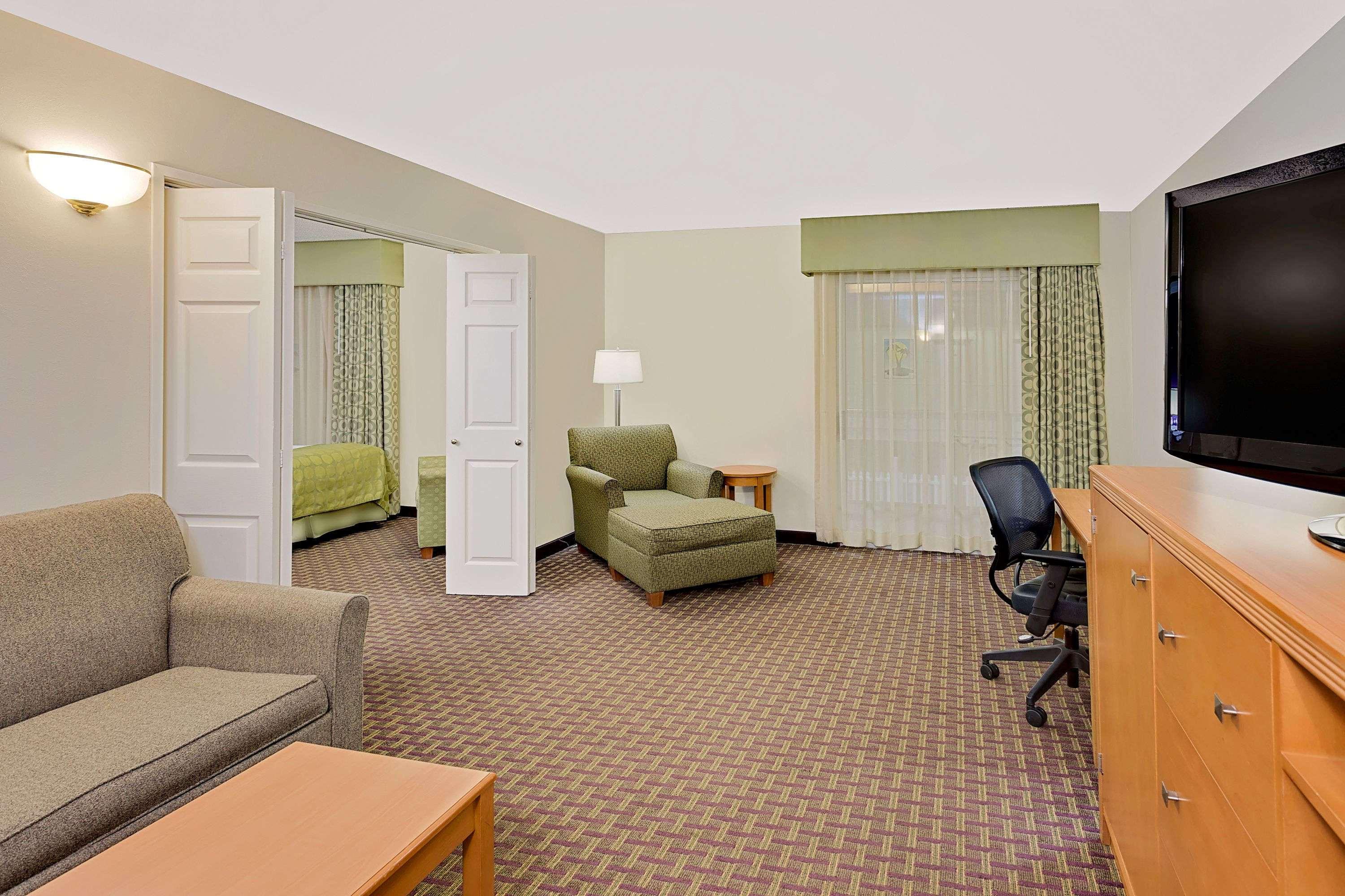 Ramada Marquette — photo 3