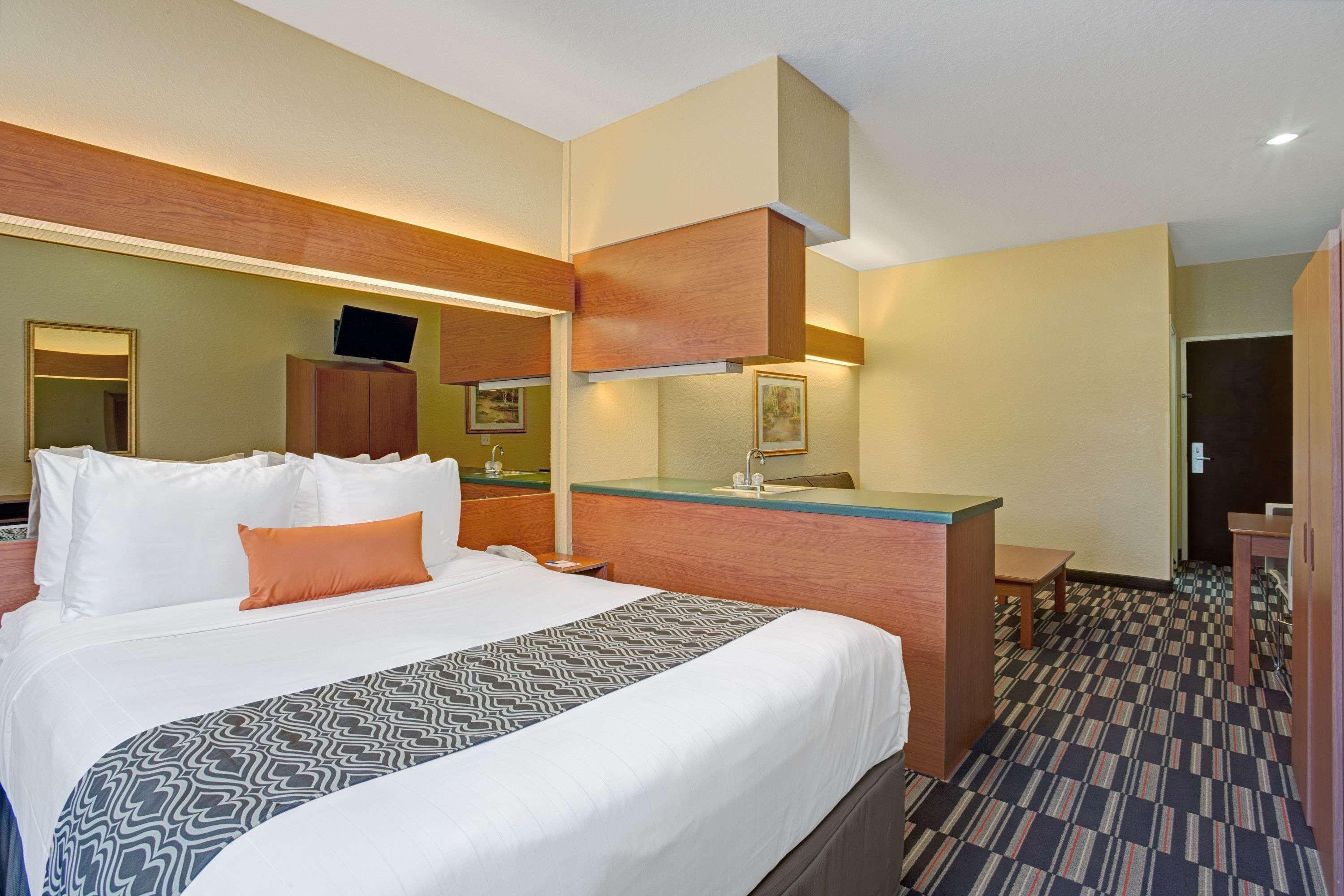 Microtel Inn & Suites by Wyndham Bushnell — photo 4