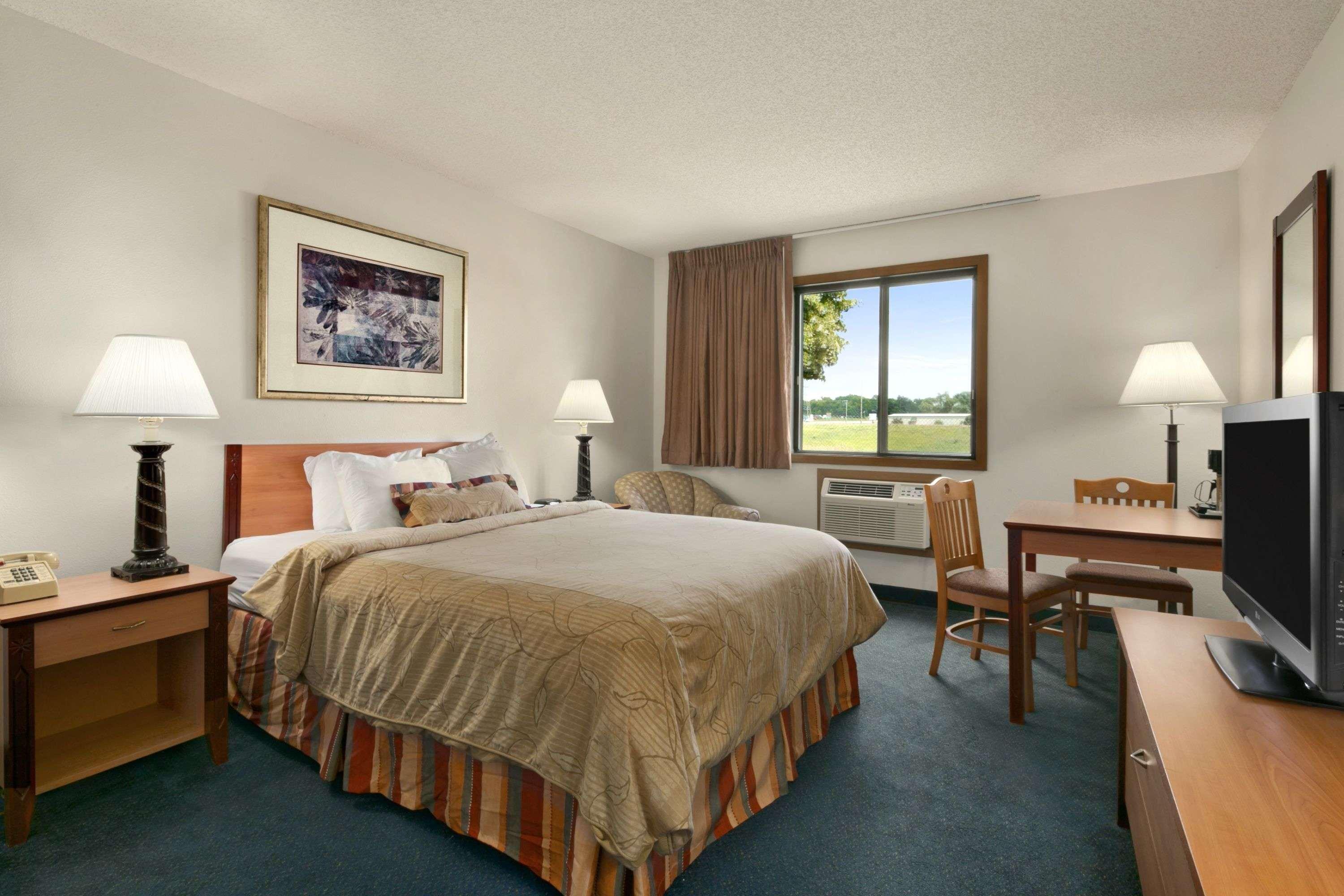 Days Inn by Wyndham Willmar — photo 3