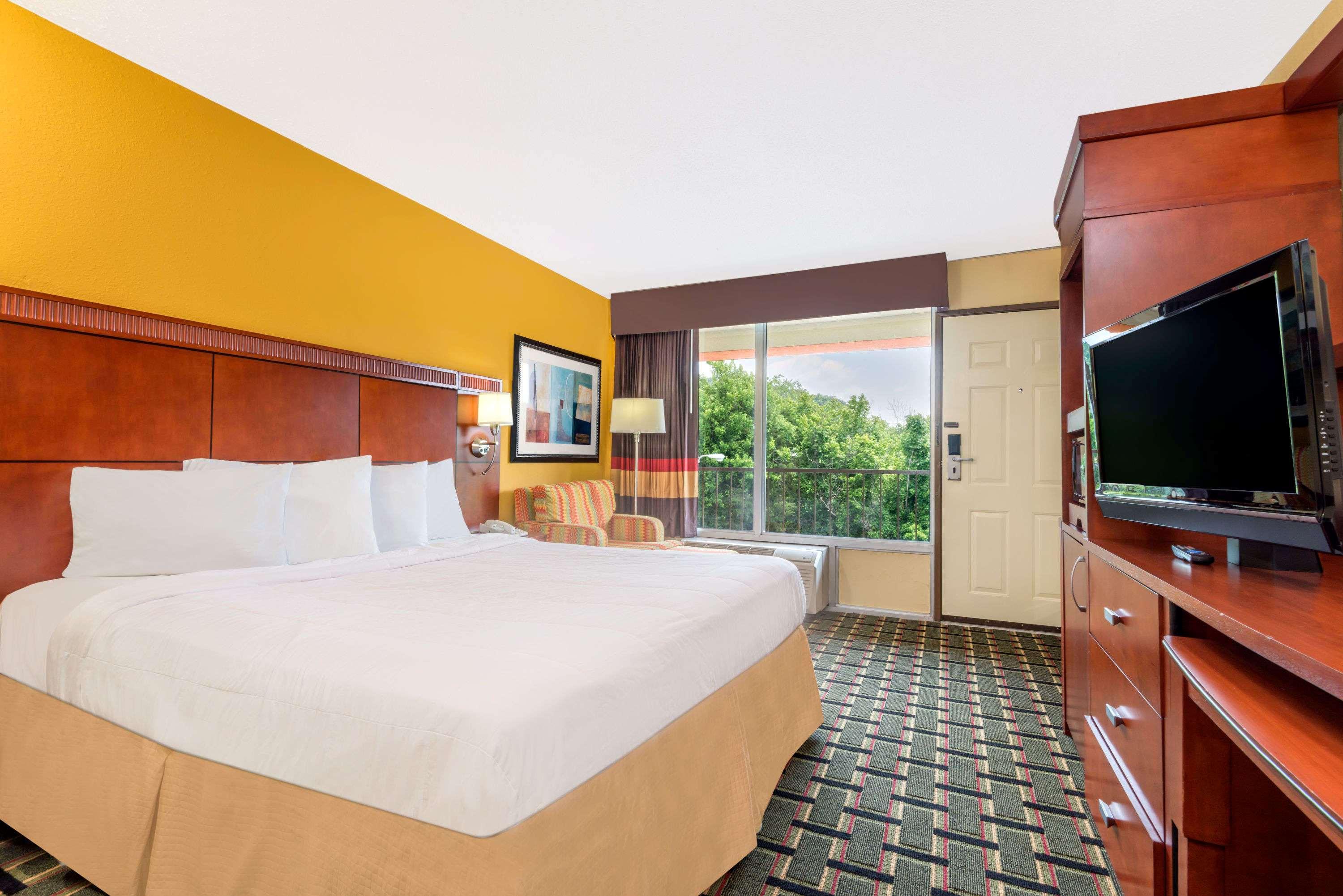 Days Inn Knoxville East/Chilhowee Park/Fairgrounds/Zoo — photo 4