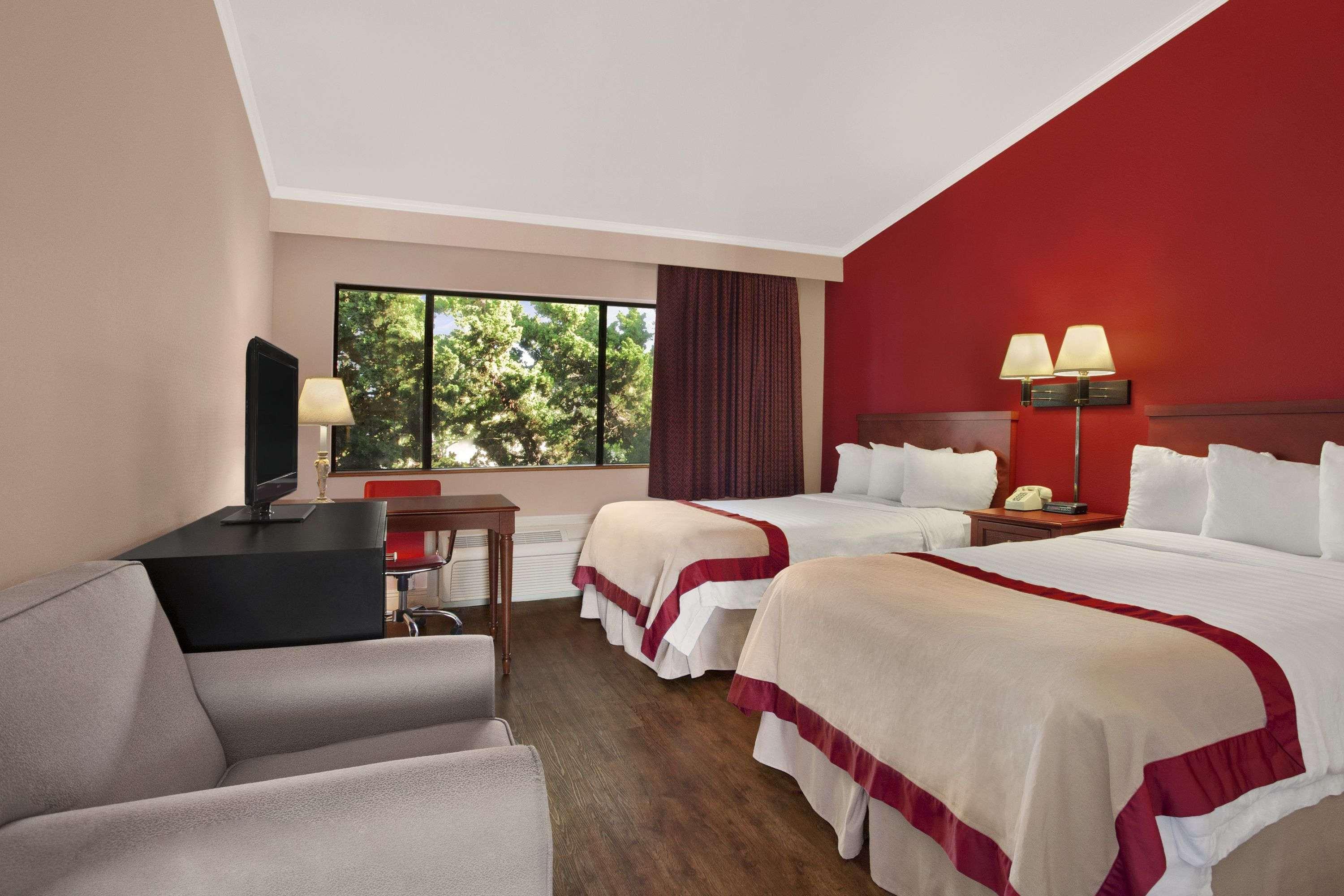 Ramada by Wyndham Torrance — photo 4