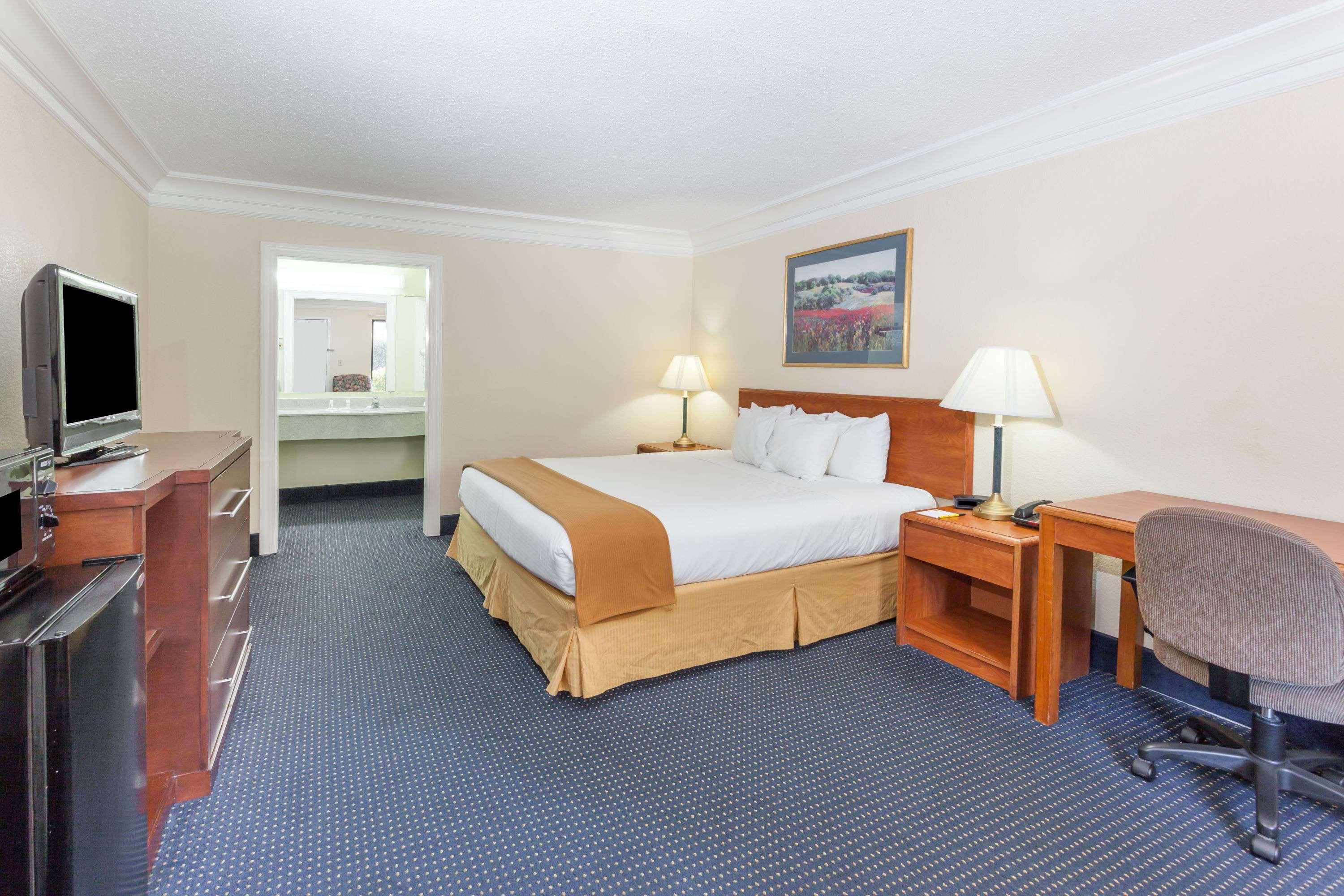 Super 8 by Wyndham Dalton/Convention Center Area — photo 4