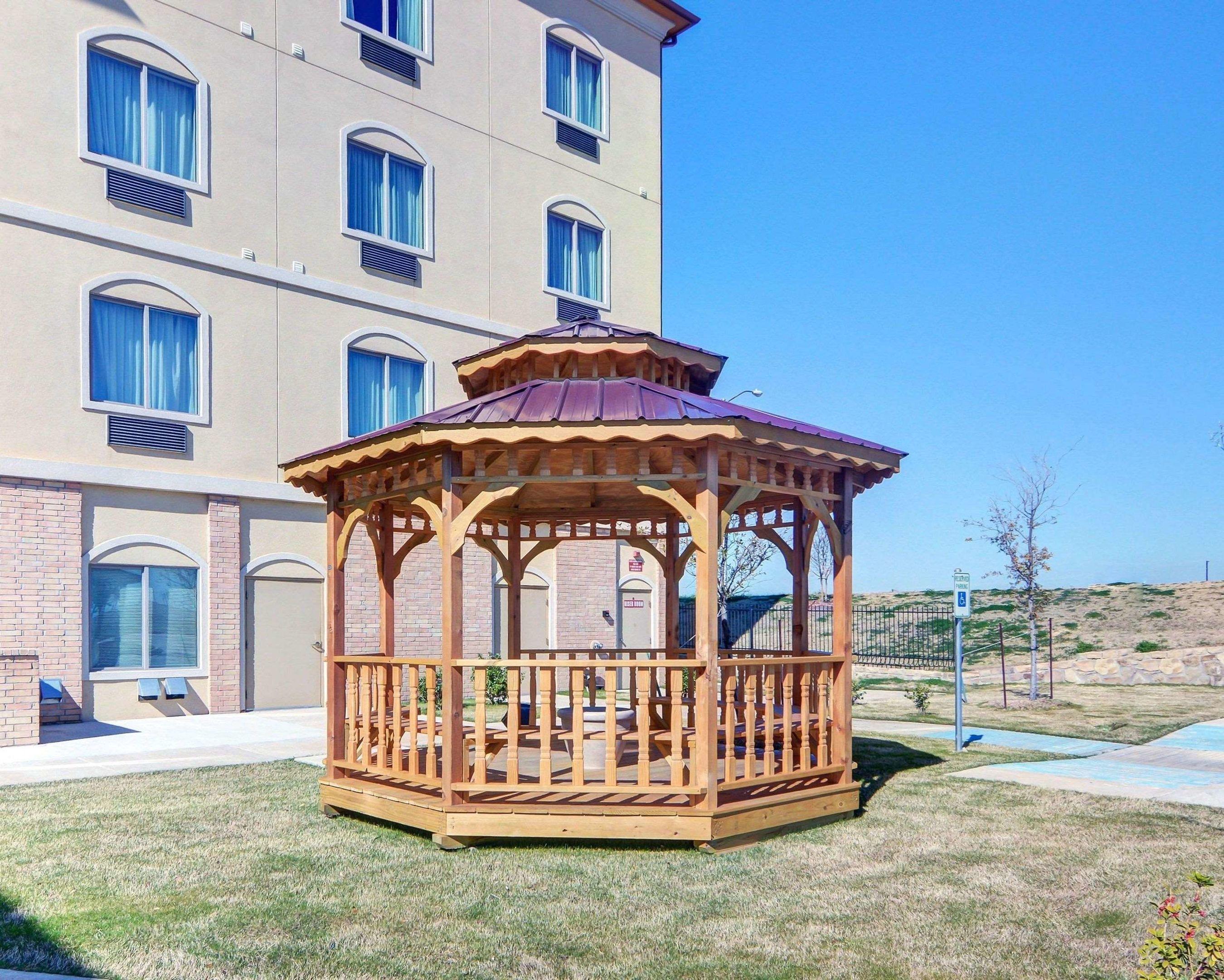 Comfort Suites — photo 4