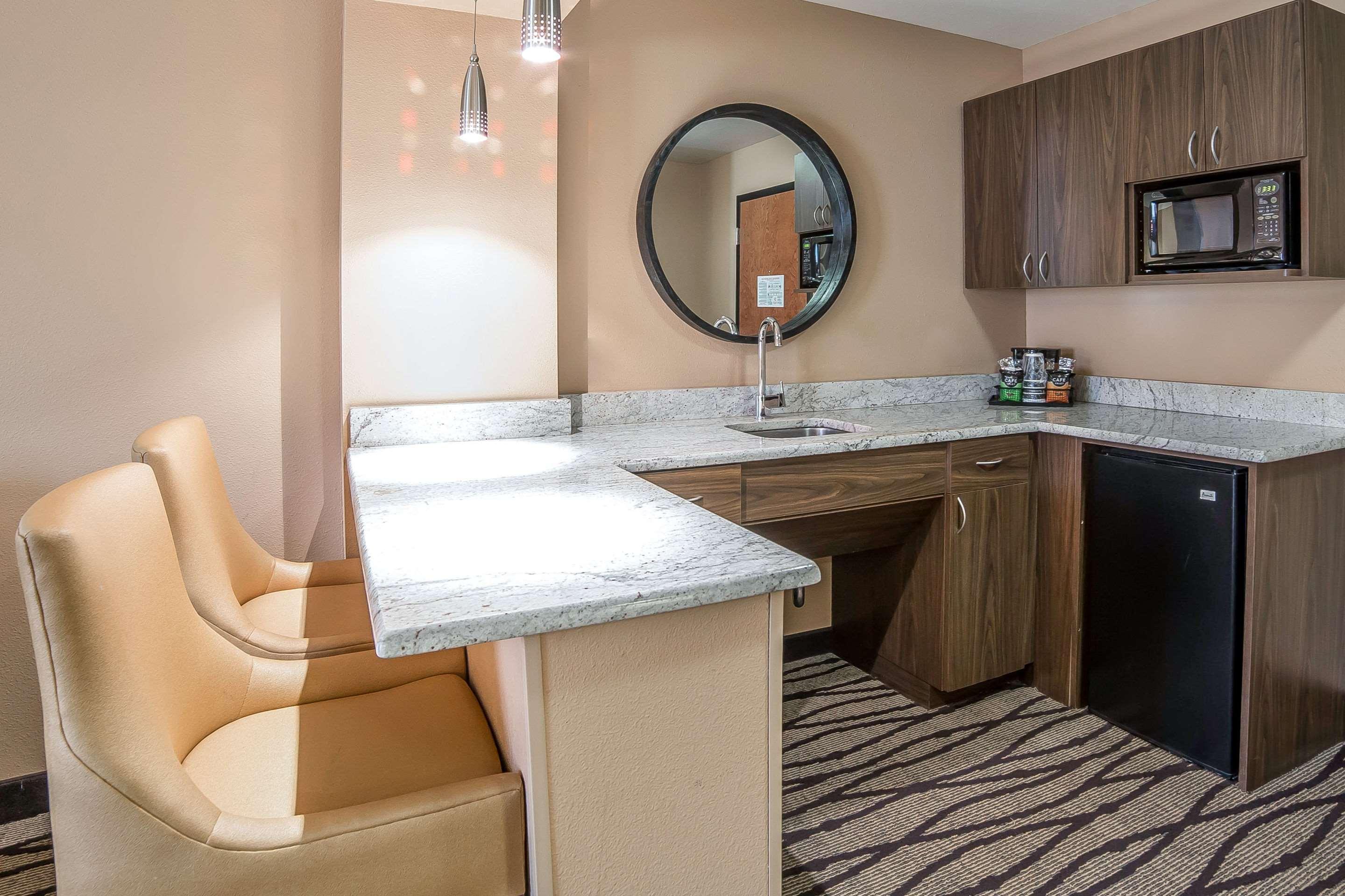 Comfort Inn & Suites Market Airport — photo 5