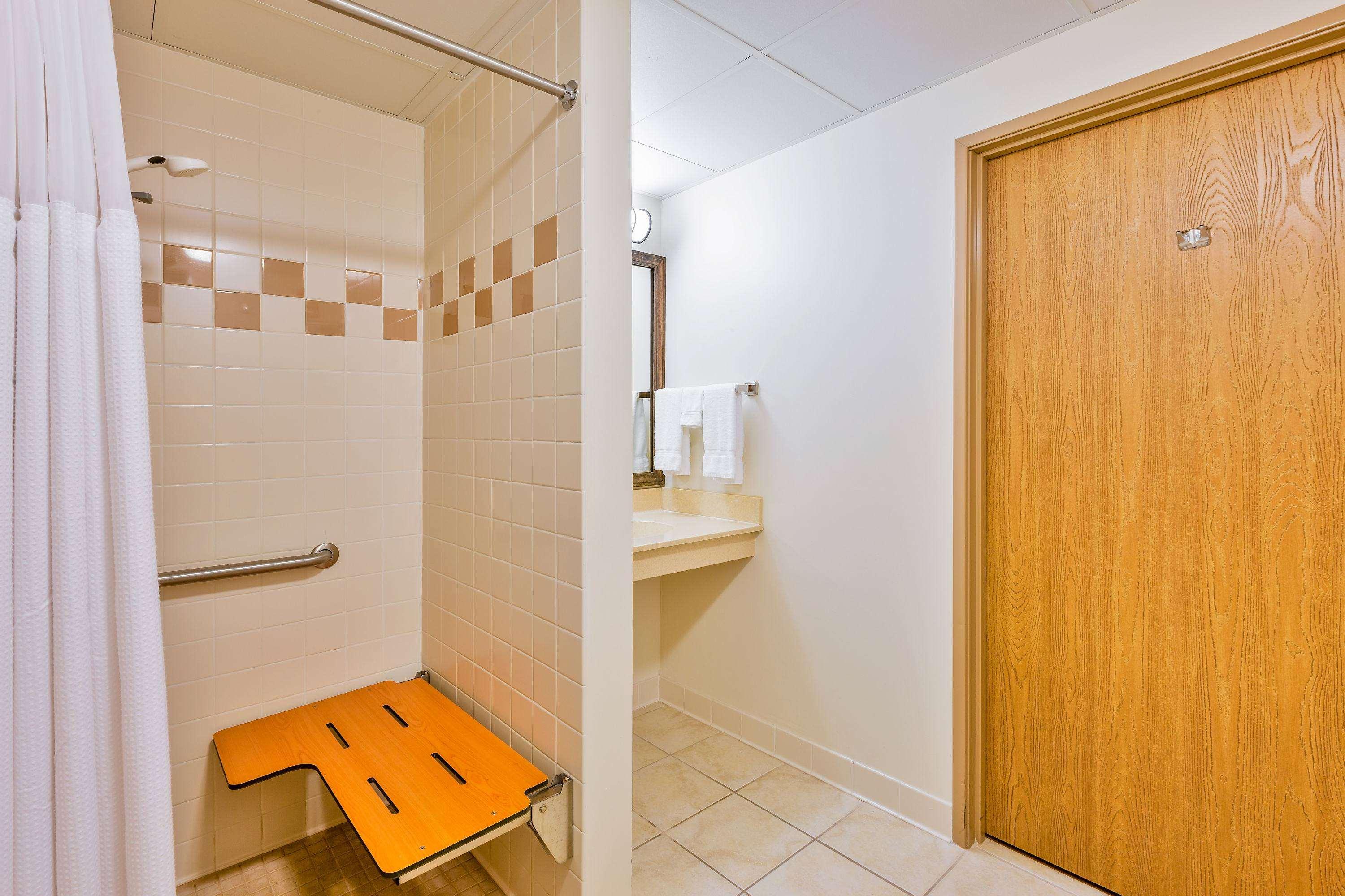 AmericInn Lodge & Suites Monmouth — photo 5