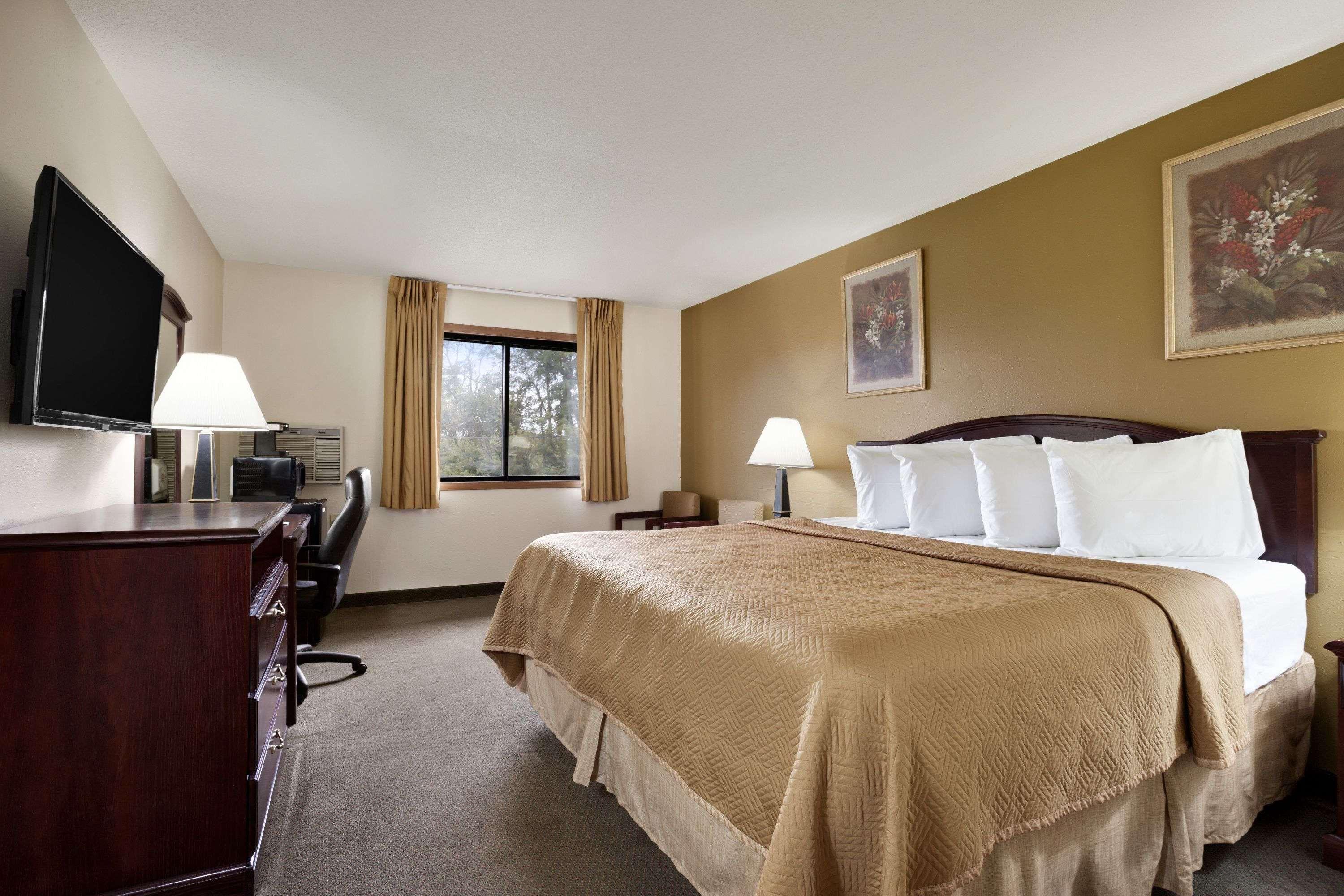 Travelodge by Wyndham La Porte/Michigan City Area — photo 5