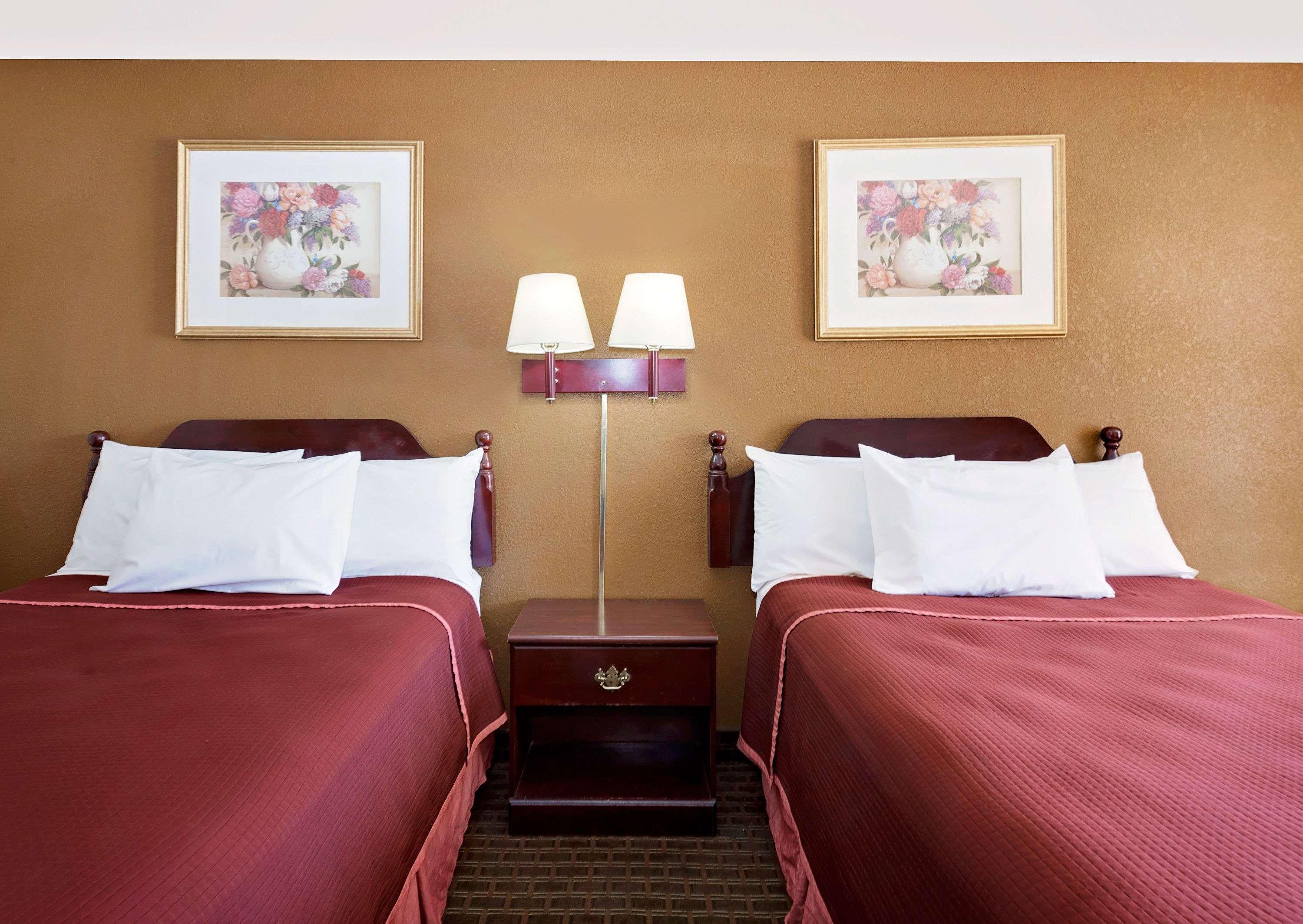 Howard Johnson Inn Cleveland — photo 5