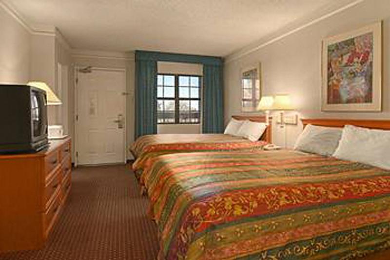 Days Inn by Wyndham Tucson City Center — photo 4