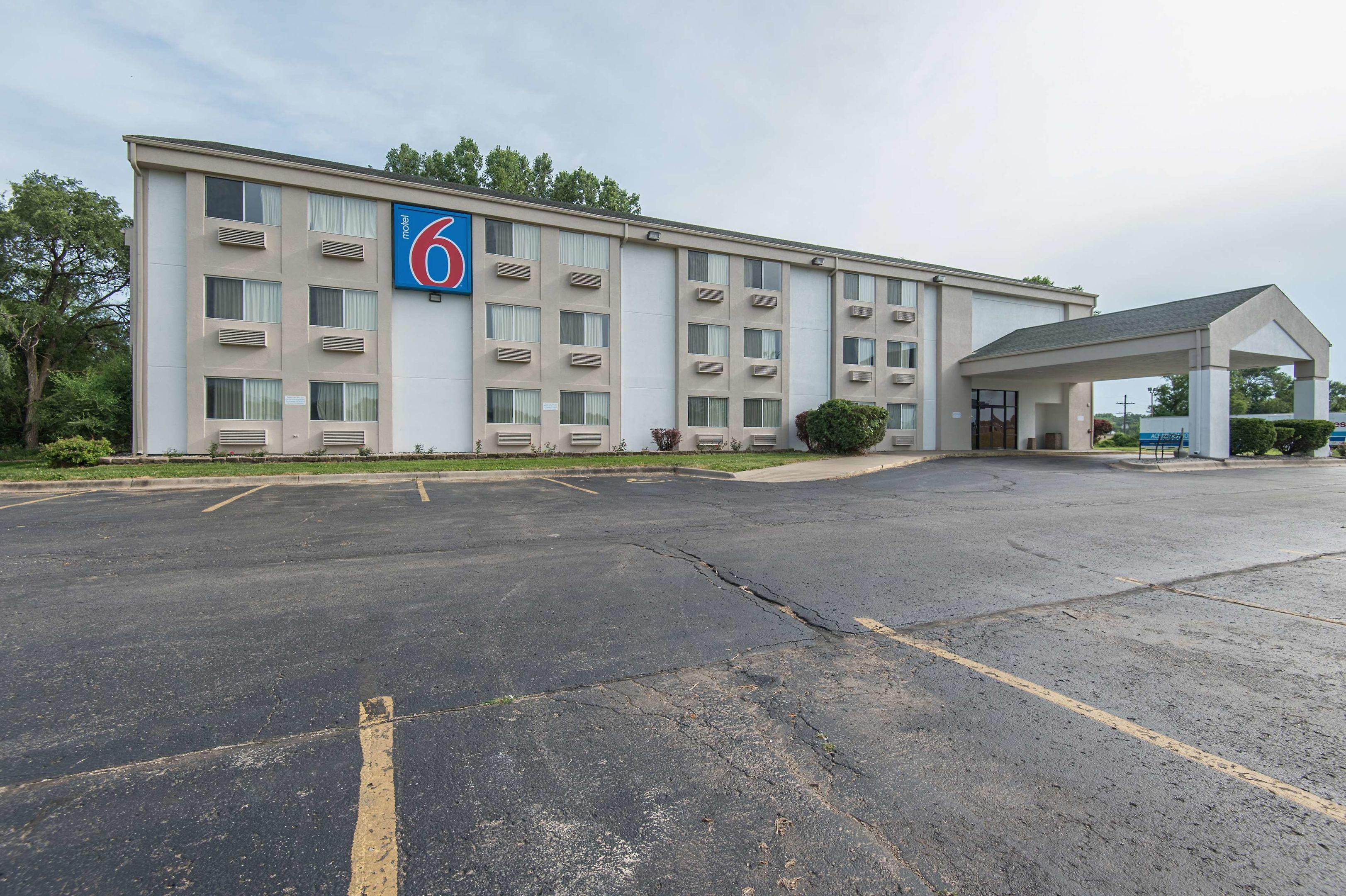 Motel 6 Lawrence — photo 5