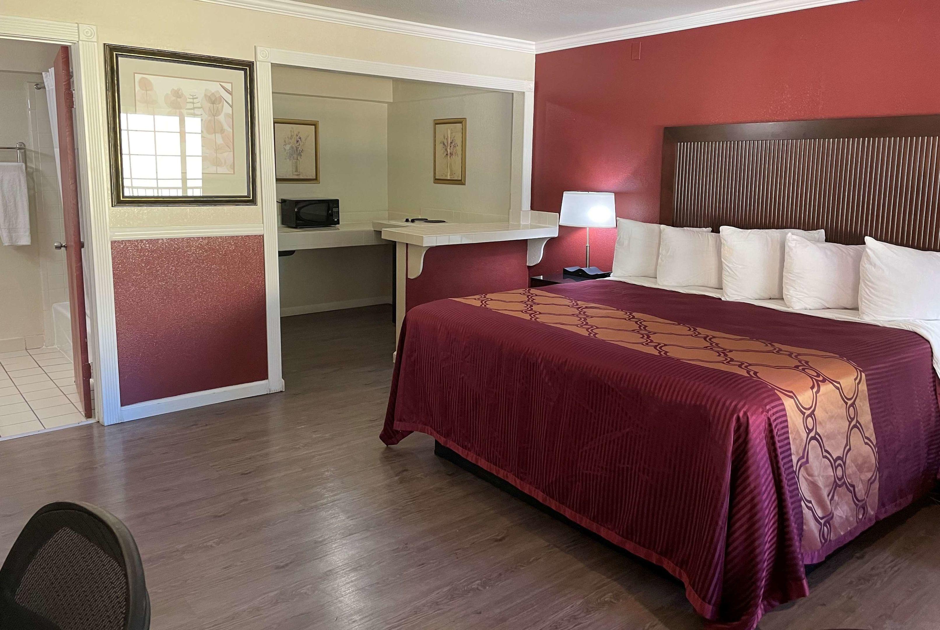 Days Inn & Suites Hayward — photo 4