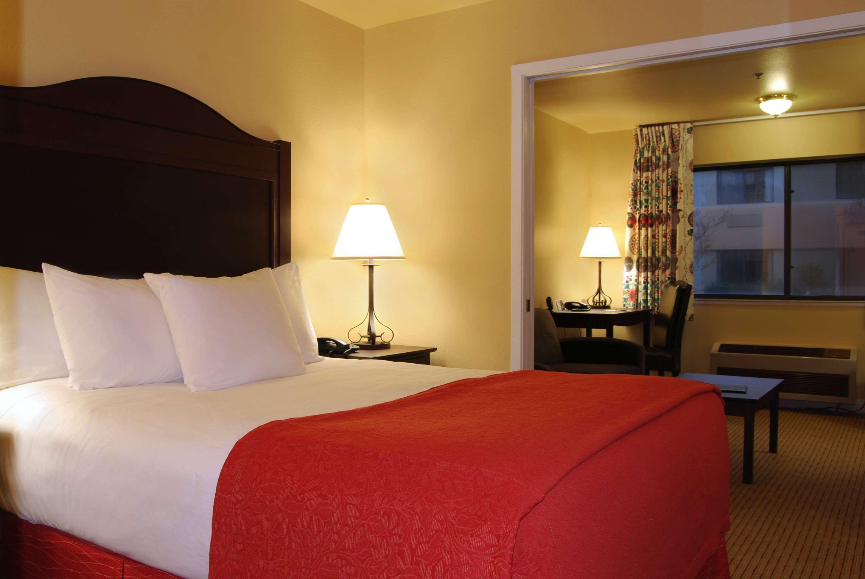 Oxford Suites Redding — photo 5