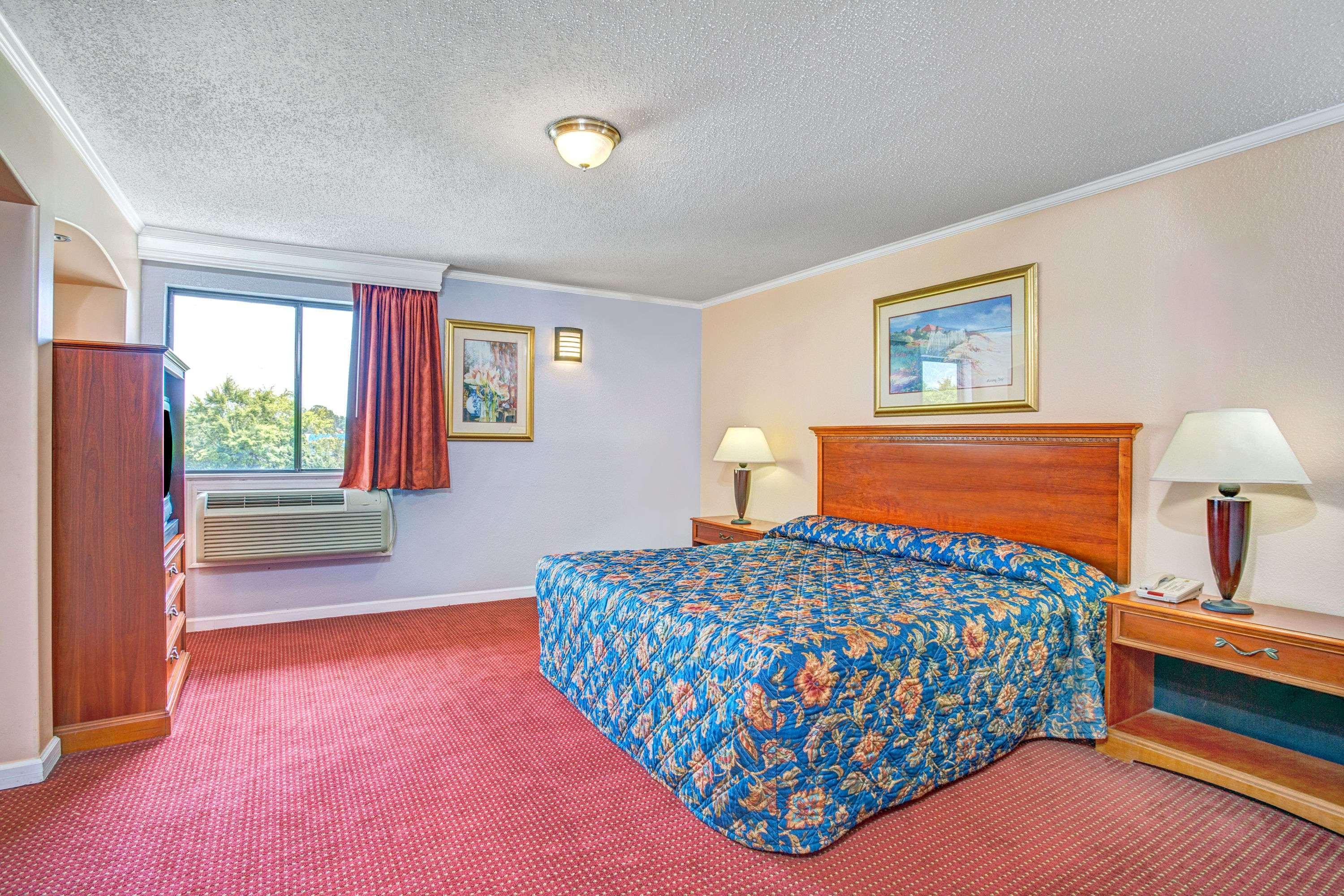 Super 8 by Wyndham Suffolk Tidewater — photo 4