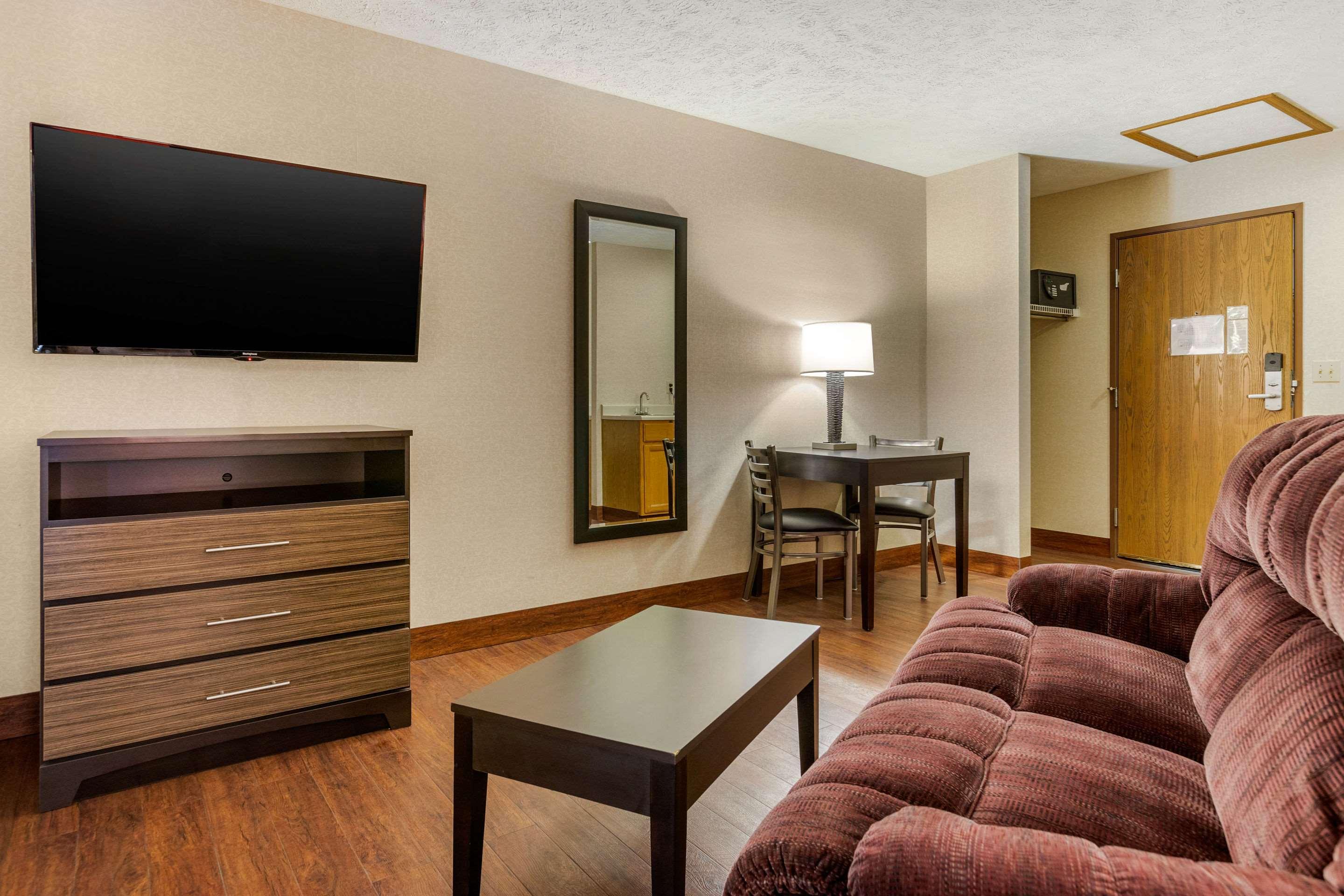 Econo Lodge Traverse City — photo 5