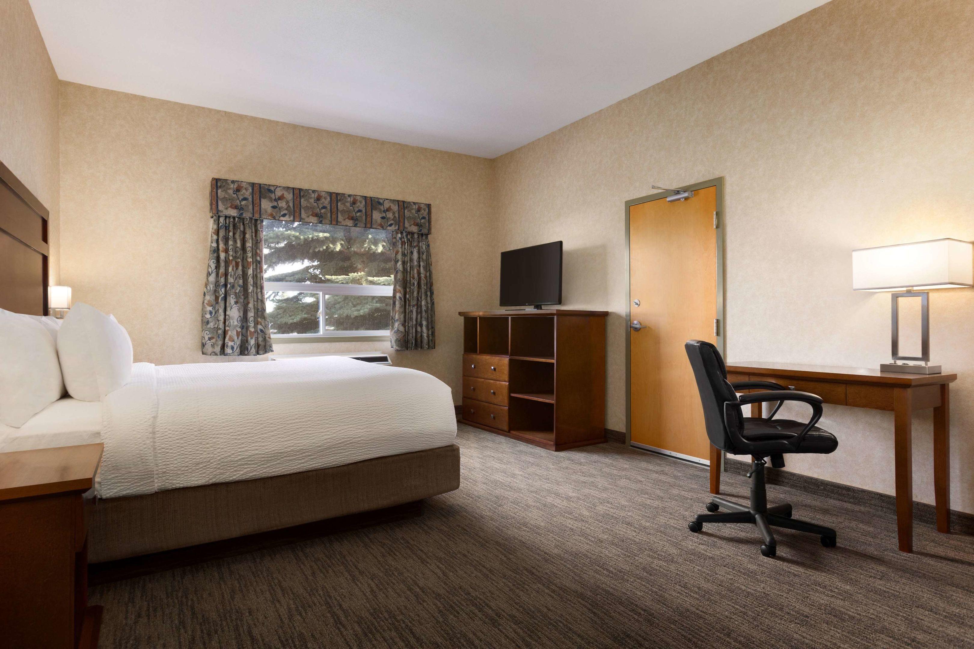 Days Inn & Suites Brooks — photo 4