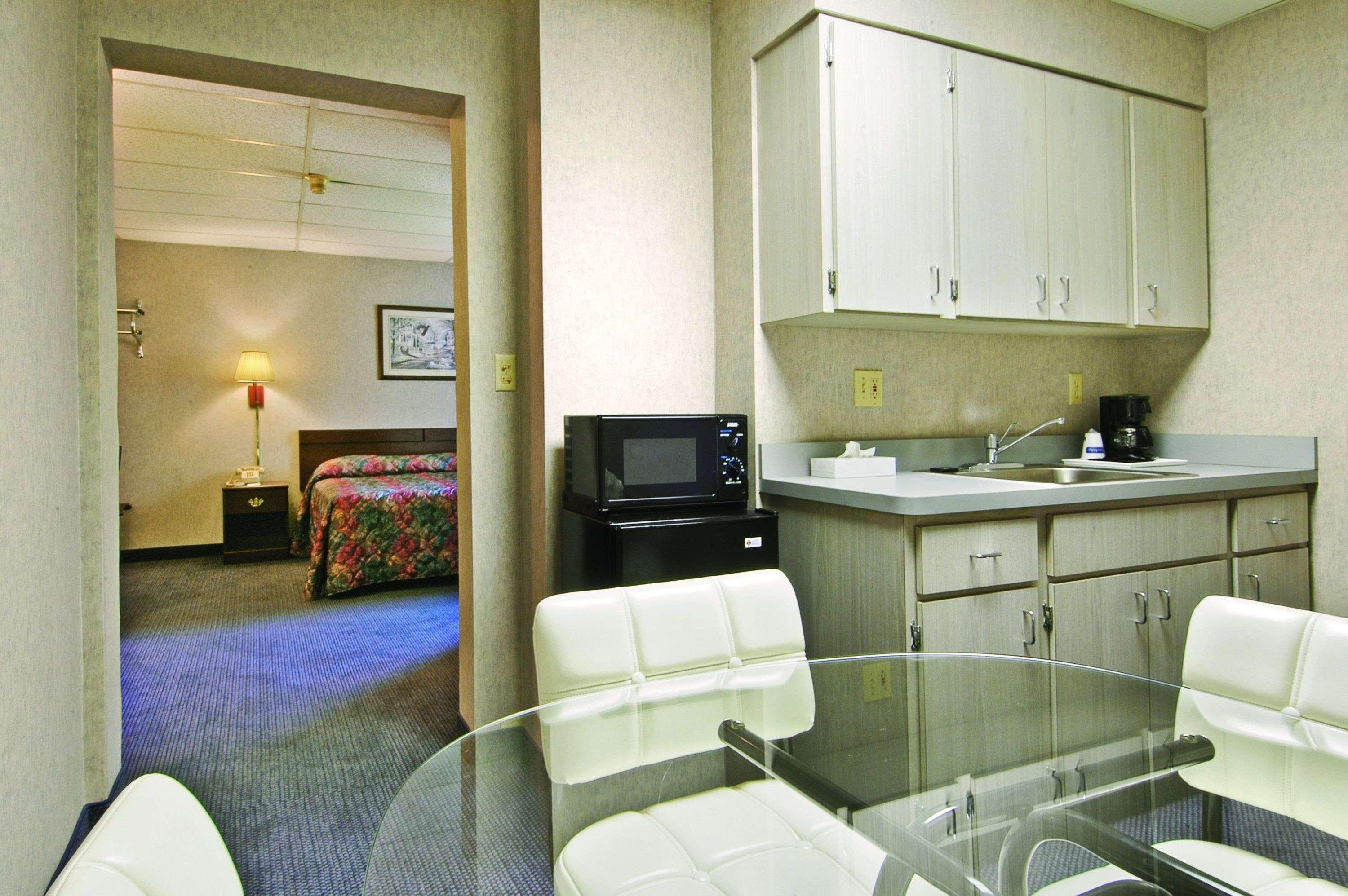Travelodge Cleveland Lakewood — photo 5