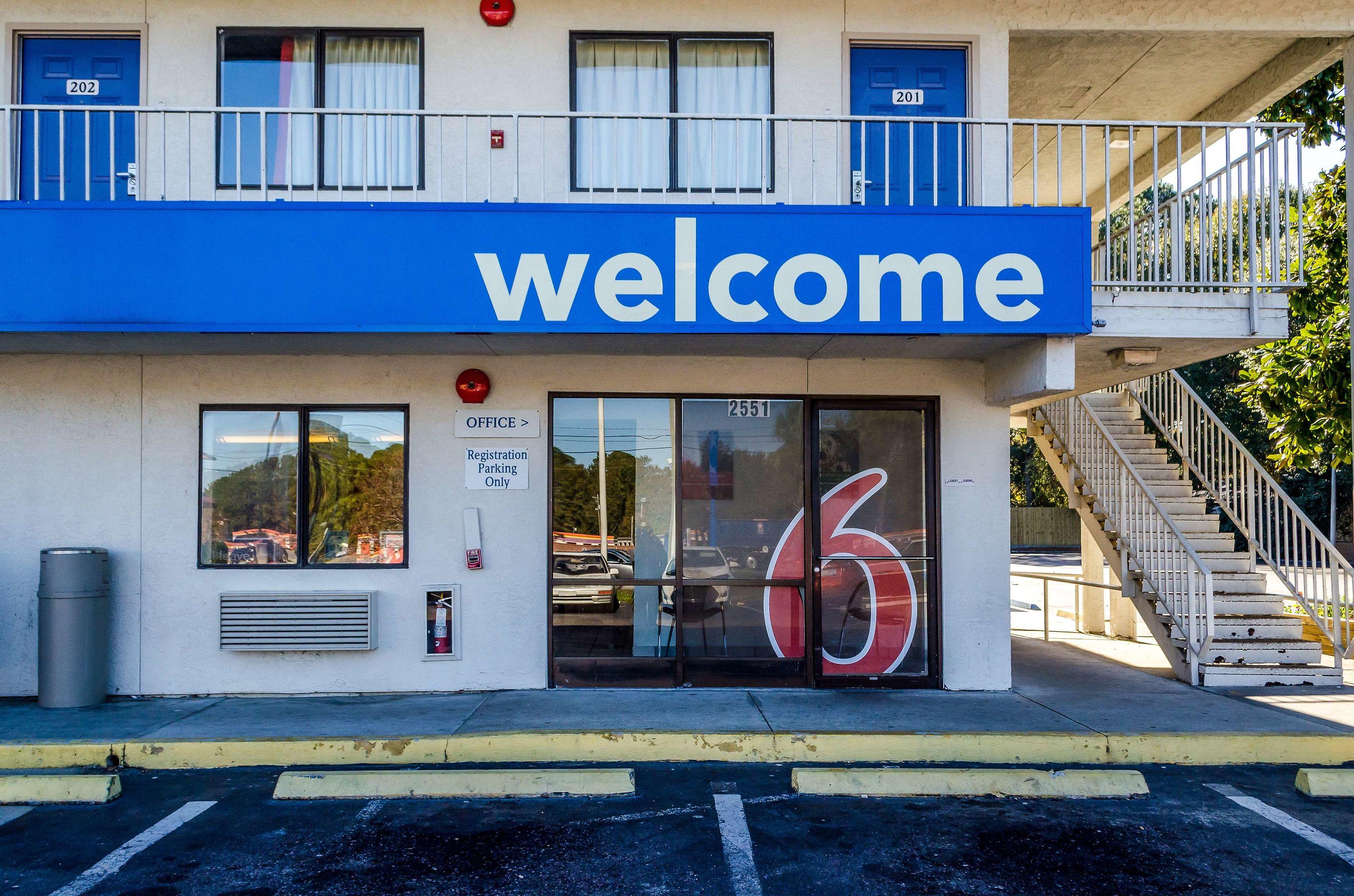 Motel 6 Charleston North — photo 5