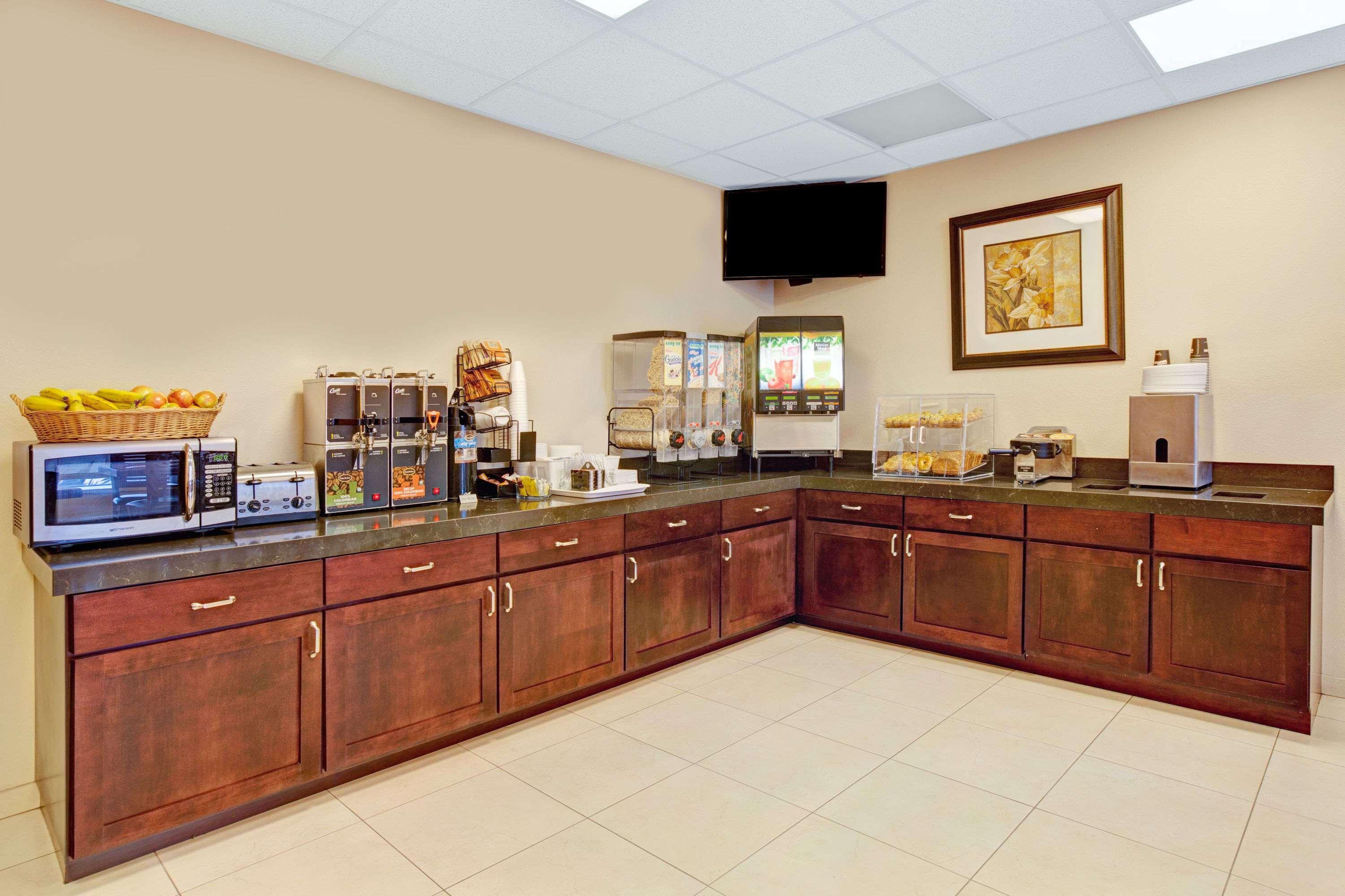 Ramada by Wyndham San Bruno SFO Airport — photo 4