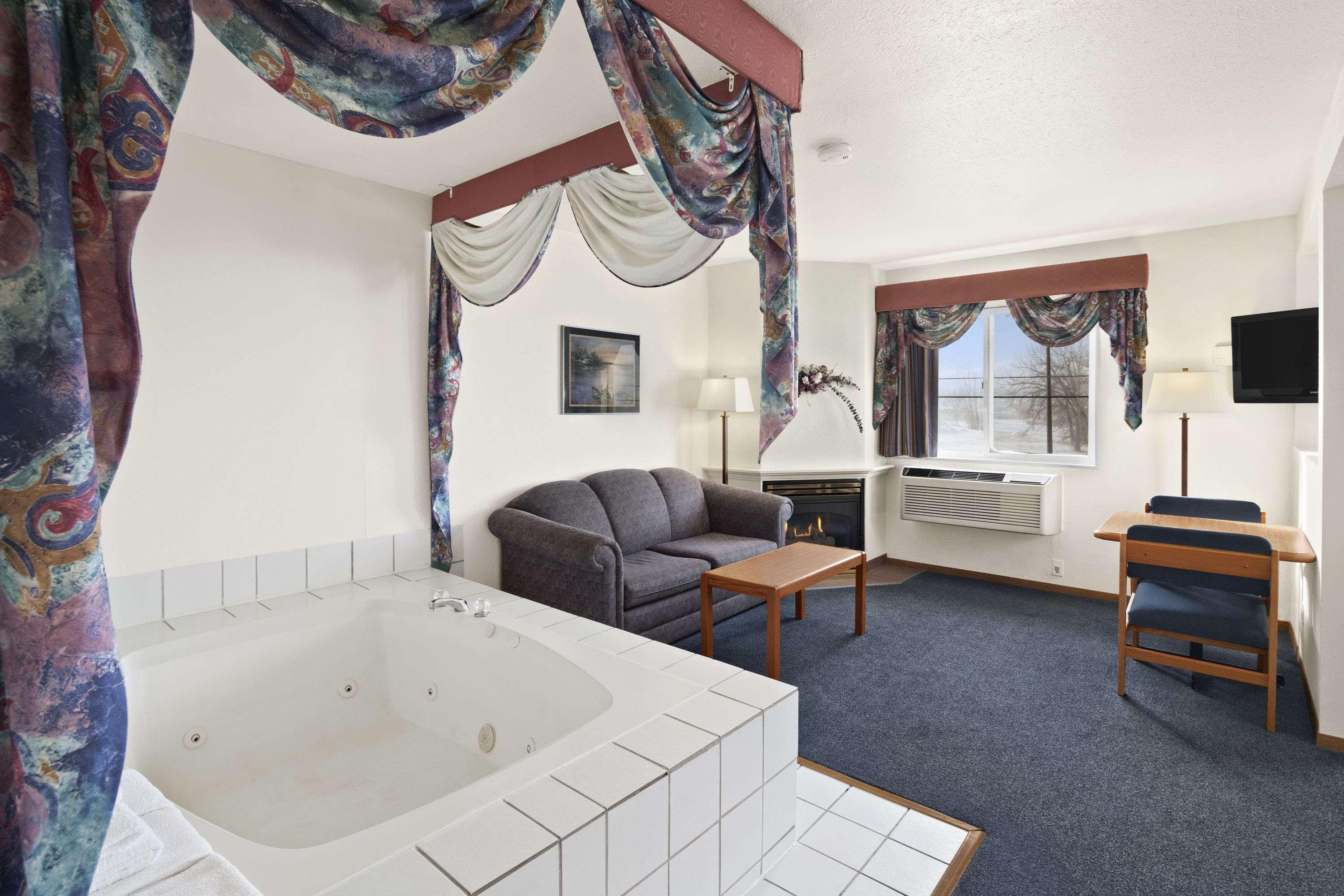 Super 8 by Wyndham Swift Current — photo 3