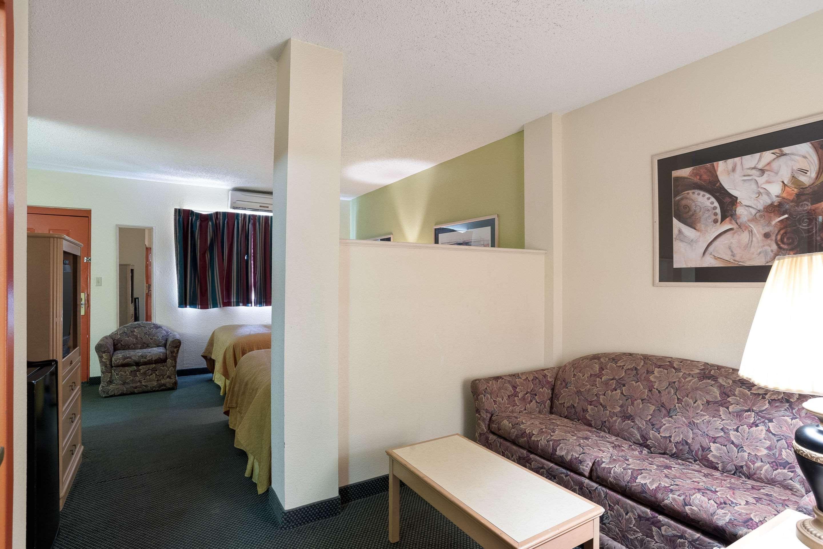 Econo Lodge Inn & Suites — photo 4