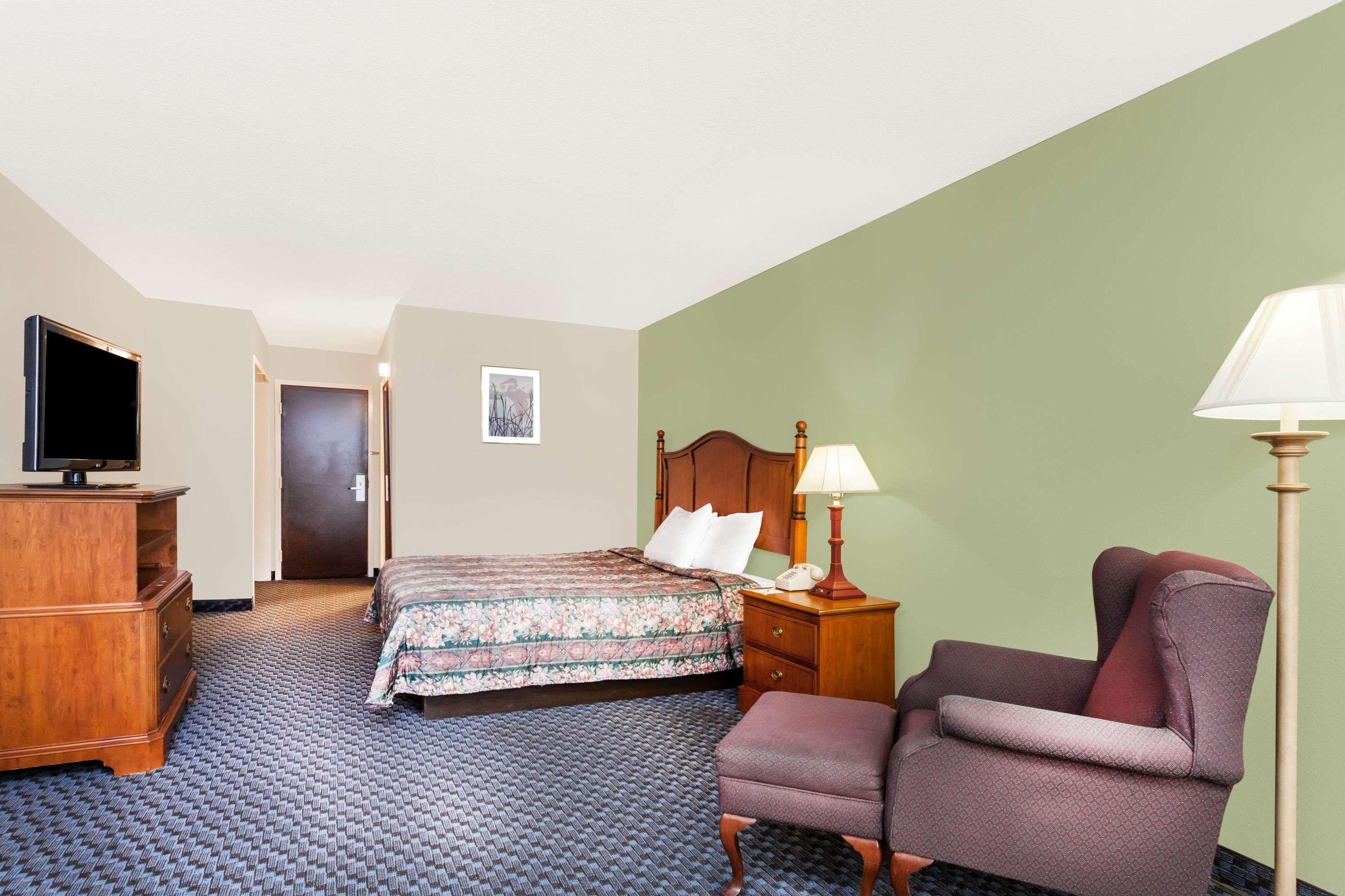 Days Inn and Suites Columbia