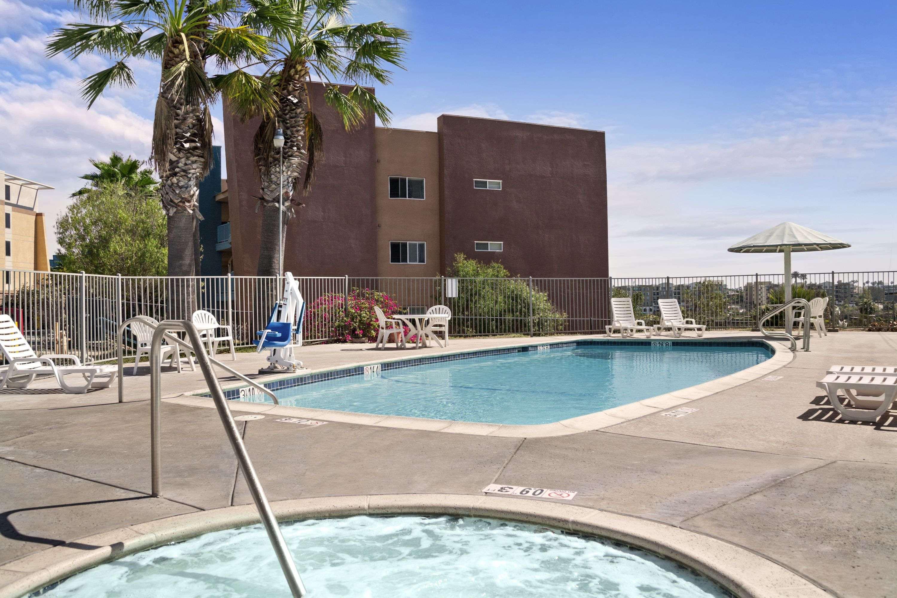 Days Inn by Wyndham Oceanside — photo 4