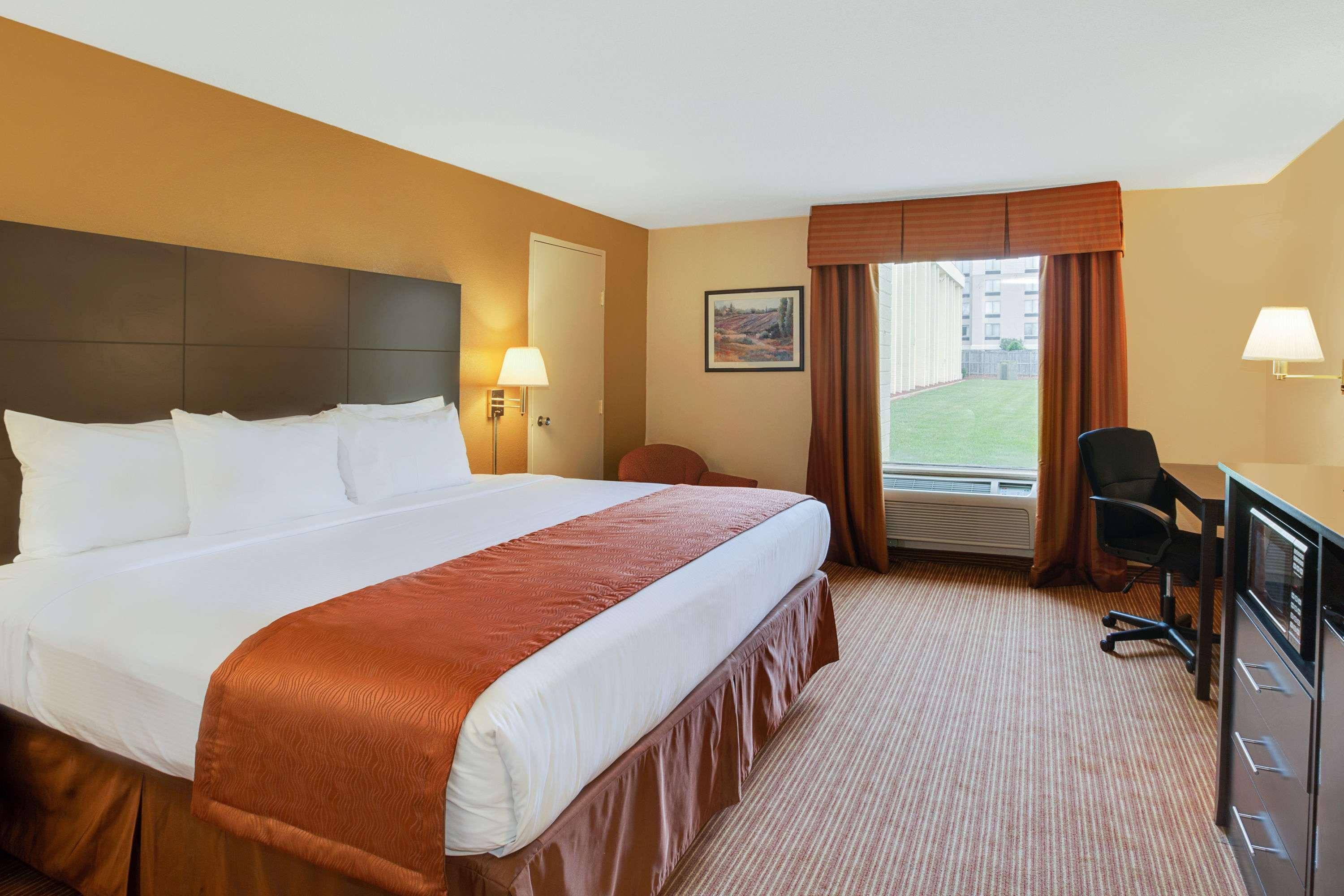 Baymont Inn and Suites Charlotte-Airport — photo 5