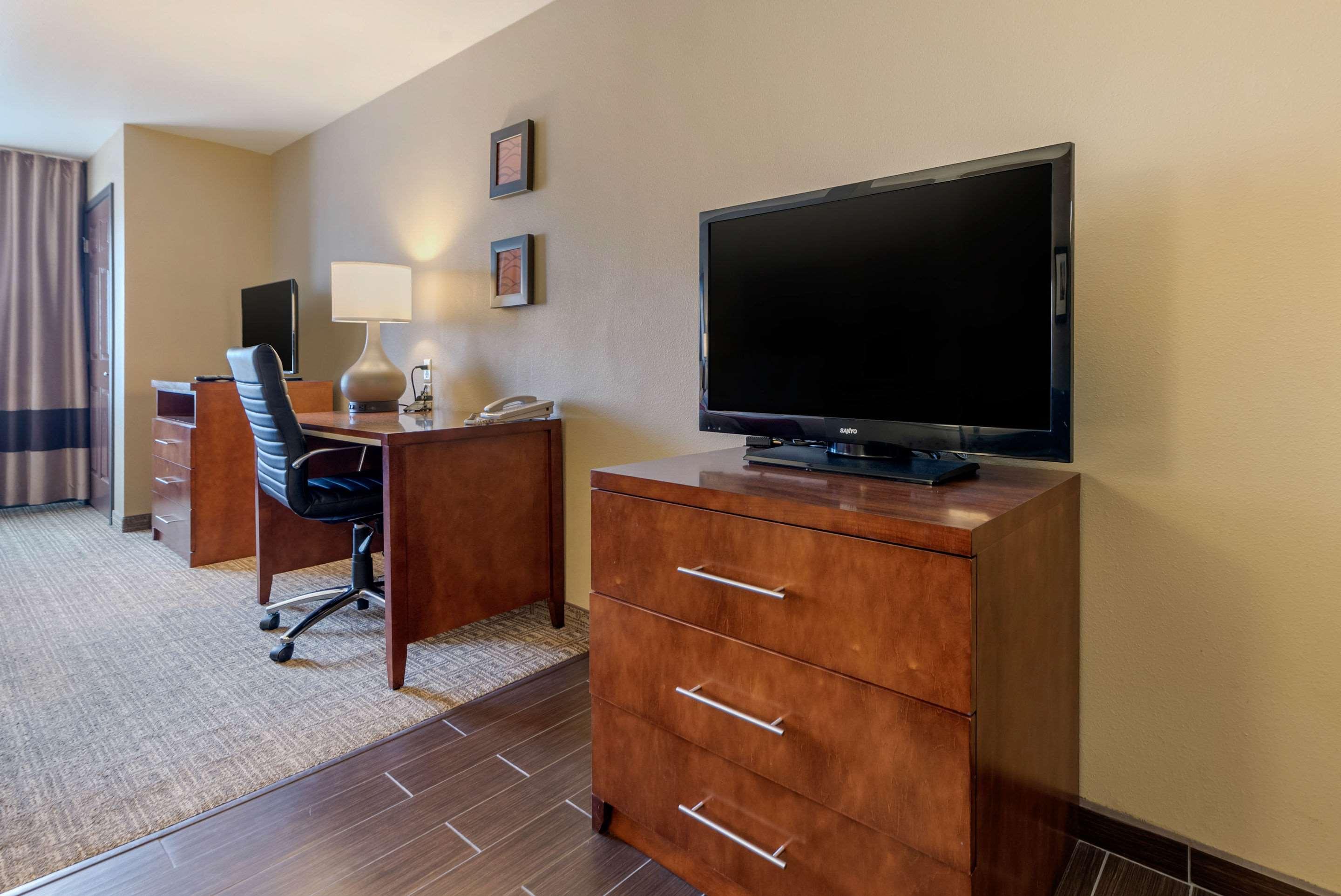 Comfort Inn & Suites — photo 5